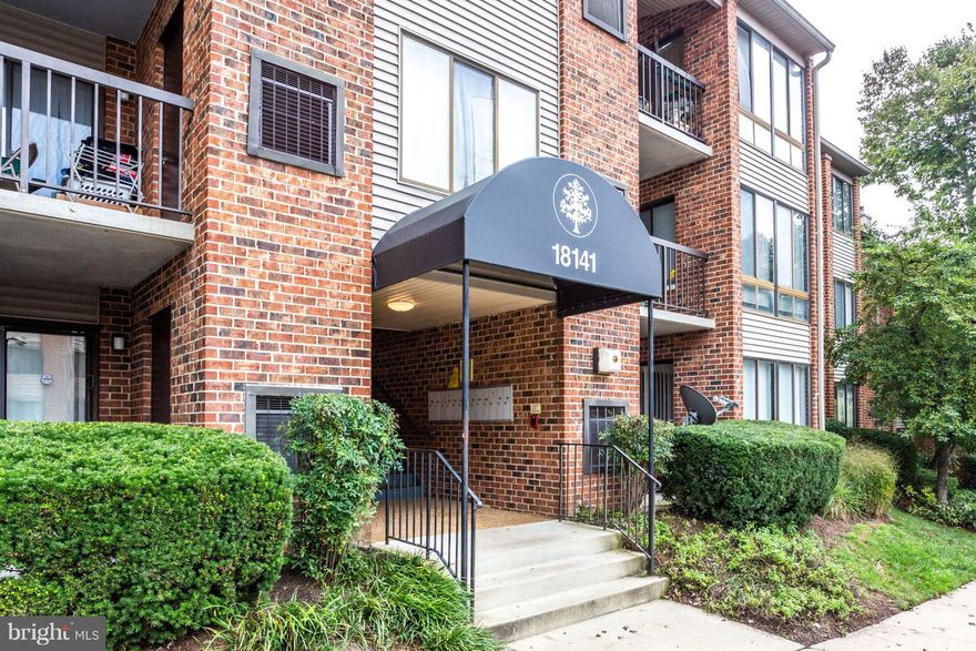 VERY WELL MAINTAINED, TURN-KEY, FRESHLY PAINTED, NEW CARPET, CERAMIC TILE FLOORS, HARDWOOD FLOORS, MASTER, EN-SUITE W/HUGE WALK-IN CLOSET,  FIREPLACE & MANTLE, SEPARATE DINING, LARGE LIVING ROOM & LAUNDRY ROOM, COMMUNITY POOL & EXERCISE ROOM, LOW CONDO FEES* CLOSE TO 270, 200, RIO, SHOPS, TRAIN & METRO! FHA APPROVED, CONVENTIONAL, CASH ALL WELCOME!!!