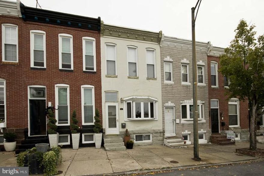 Wonderful, renovated home right across the street from Riverside Park.  Enjoy spacious kitchen w/island, open living area, exposed brick, & wood floors.  Rear deck & yard is perfect for summer fun.  Walk to local restaurants, grocery store, & water front.  A great value for this desirable floorplan! Available immediately!