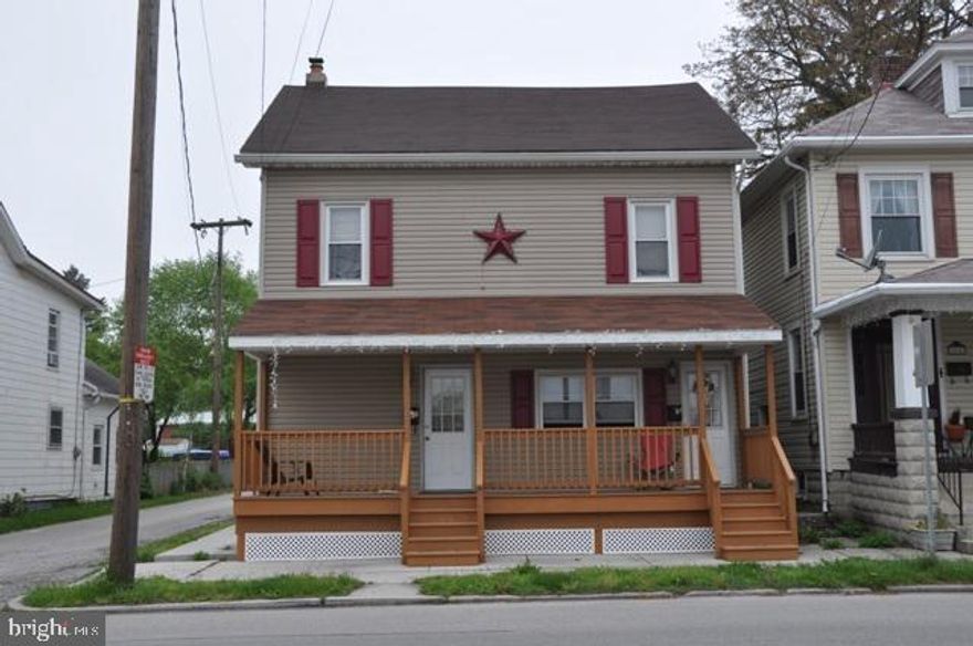 Great opportunity!! Up and down 2-unit: 2 bedroom 1st floor unit and 3 bedroom 2nd floor unit. Each has their own entry. Tenants pay all utilities.