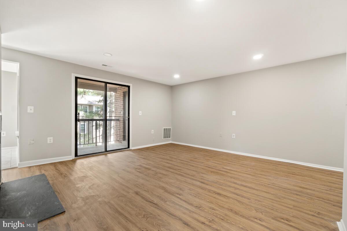 FARMINGDALE - Residential