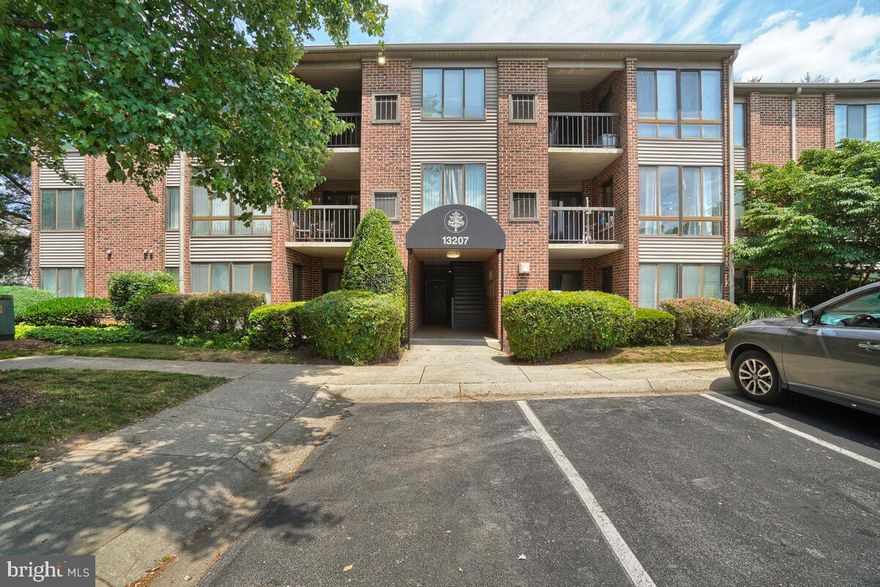 BACK IN MARKET--- CONTRACT FELL THRU !! LUCKY FOR U !! GRAB THE GOLDEN OPPORTUNITY
WOW!! BEAUTIFUL 2 BEDROOMS AND 2 FULL BATHS TOP FLOOR UNIT WITH SKYLIGHT AND HIGH CEILINGS. ** IT IS RENOVATED W/ FRESH GREY PAINT ***BOTH BATHROOMS COMPLETELY REMODELED WITH CERAMIC TILES, NEW VANITIES** NEW LIGHT FIXTURES** NEW PLUMBING FIXTURES** OFFERS A DREAM KITCHEN WITH NEW CABINETS** NEW QUARTZ COUNTERTOPS**  NEW CERAMIC TILES** STAINLESS STEEL APPLIANCES NEW STOVE NEW  DISHWASHER** NEW FLOORING IN WHOLE UNIT** RECESSED LIGHTS IN KITCHEN**  DINIG AREA** BALCONY** LAUNDRY ROOM WITH WASHER/DRYER/ RESERVED PARKING AND ACCESS TO COMMUNITY'S FITNESS CENTER, CLUBHOUSE AND SWIMMING POOL  ** SITUATED IN A PRIME LOCATION** AND VERY QUIET AND PEACEFUL NEIGHBORHOOD**YET CLOSE TO SHOPPING, DINING AND ENTERTAINMENT** 
REDAY TO MOVE IN*** owner spent 35-40K in renovations