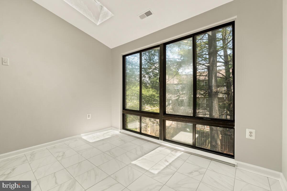 FARMINGDALE - Residential