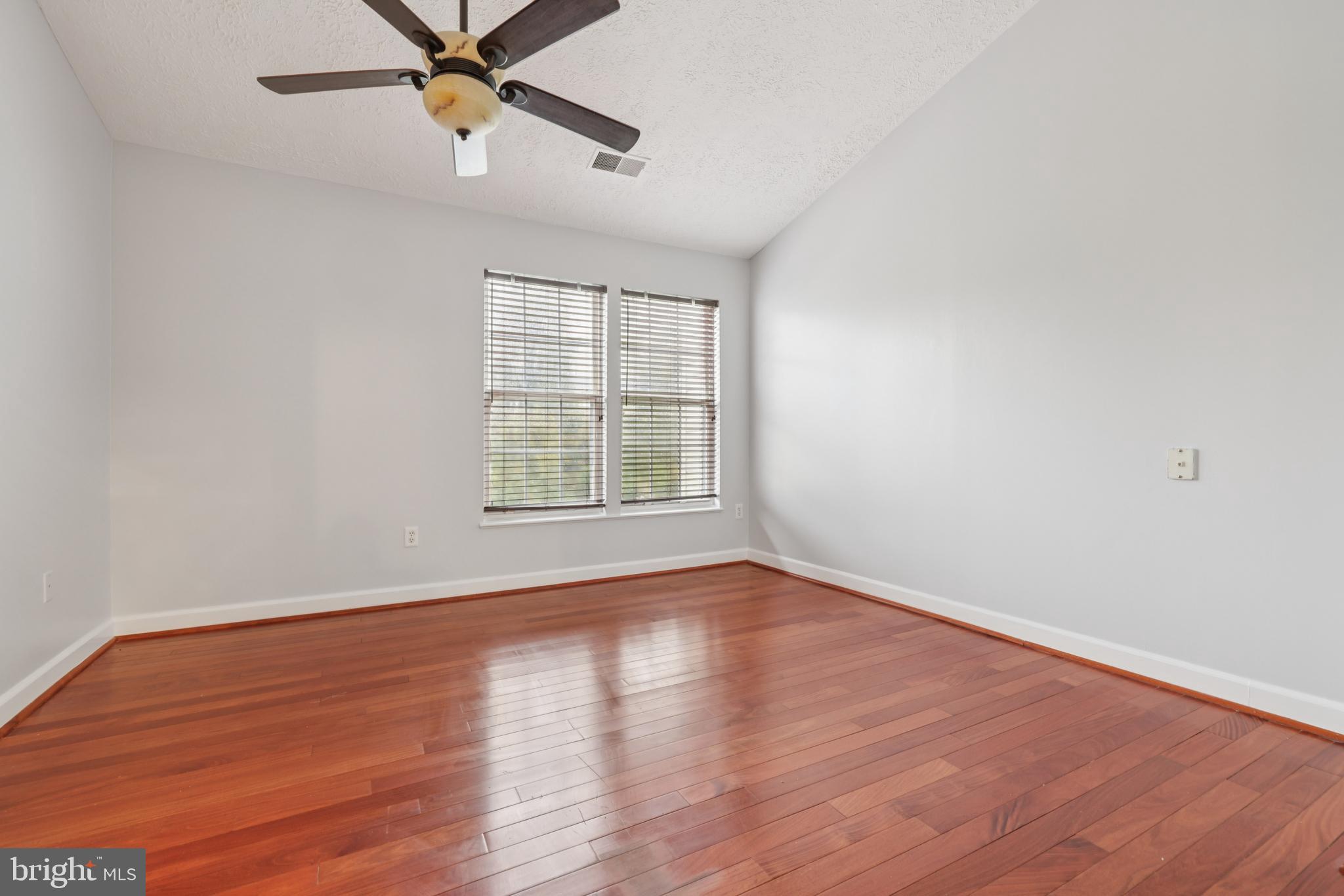 CONSTANT FRIENDSHIP - Residential