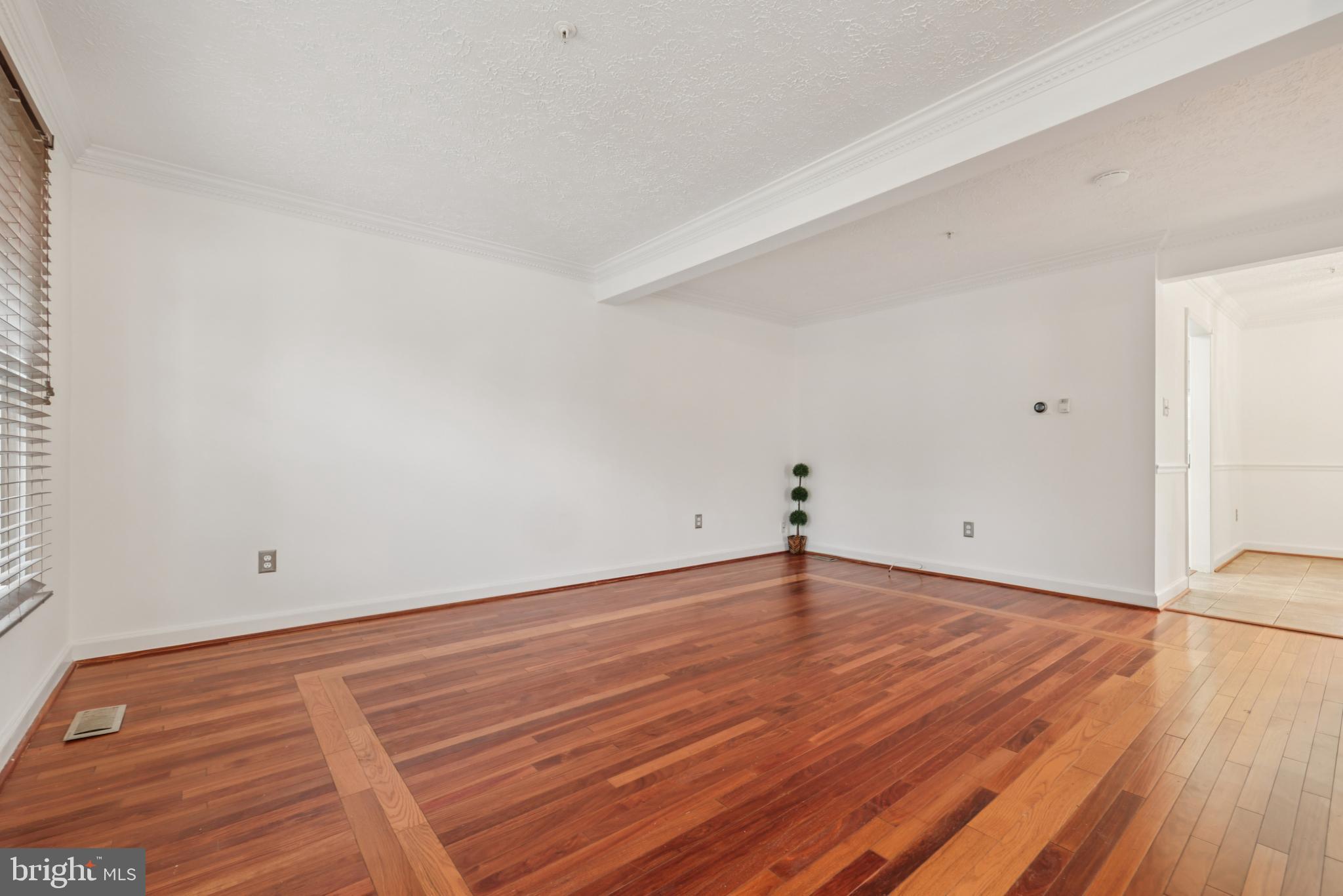 CONSTANT FRIENDSHIP - Residential