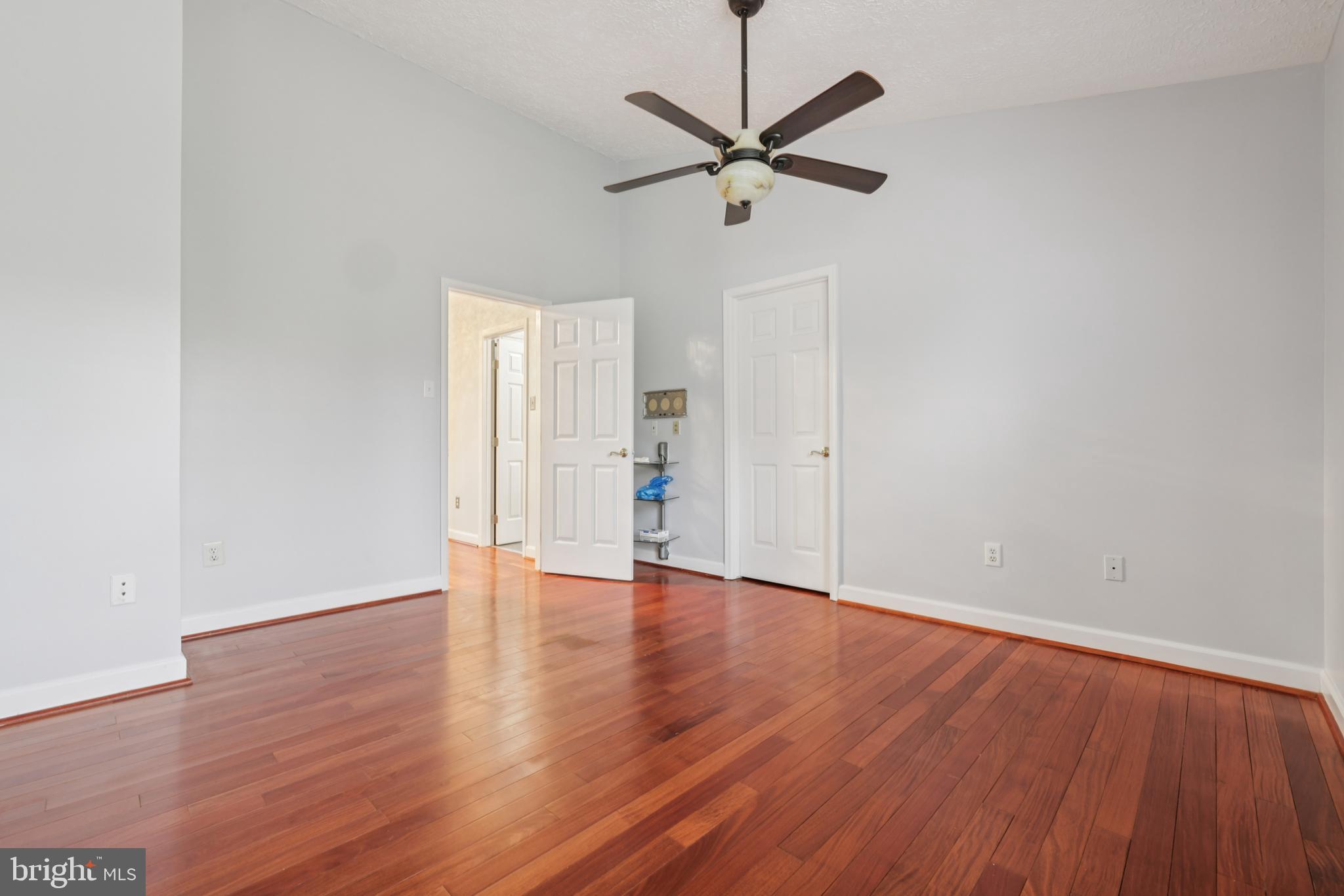 CONSTANT FRIENDSHIP - Residential