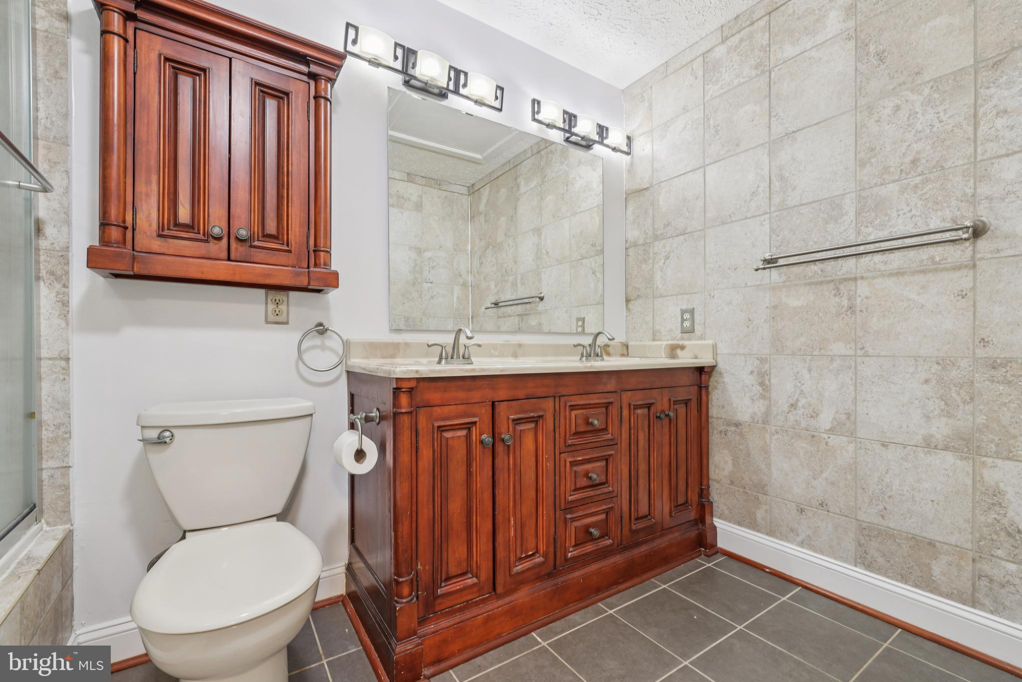 CONSTANT FRIENDSHIP - Residential