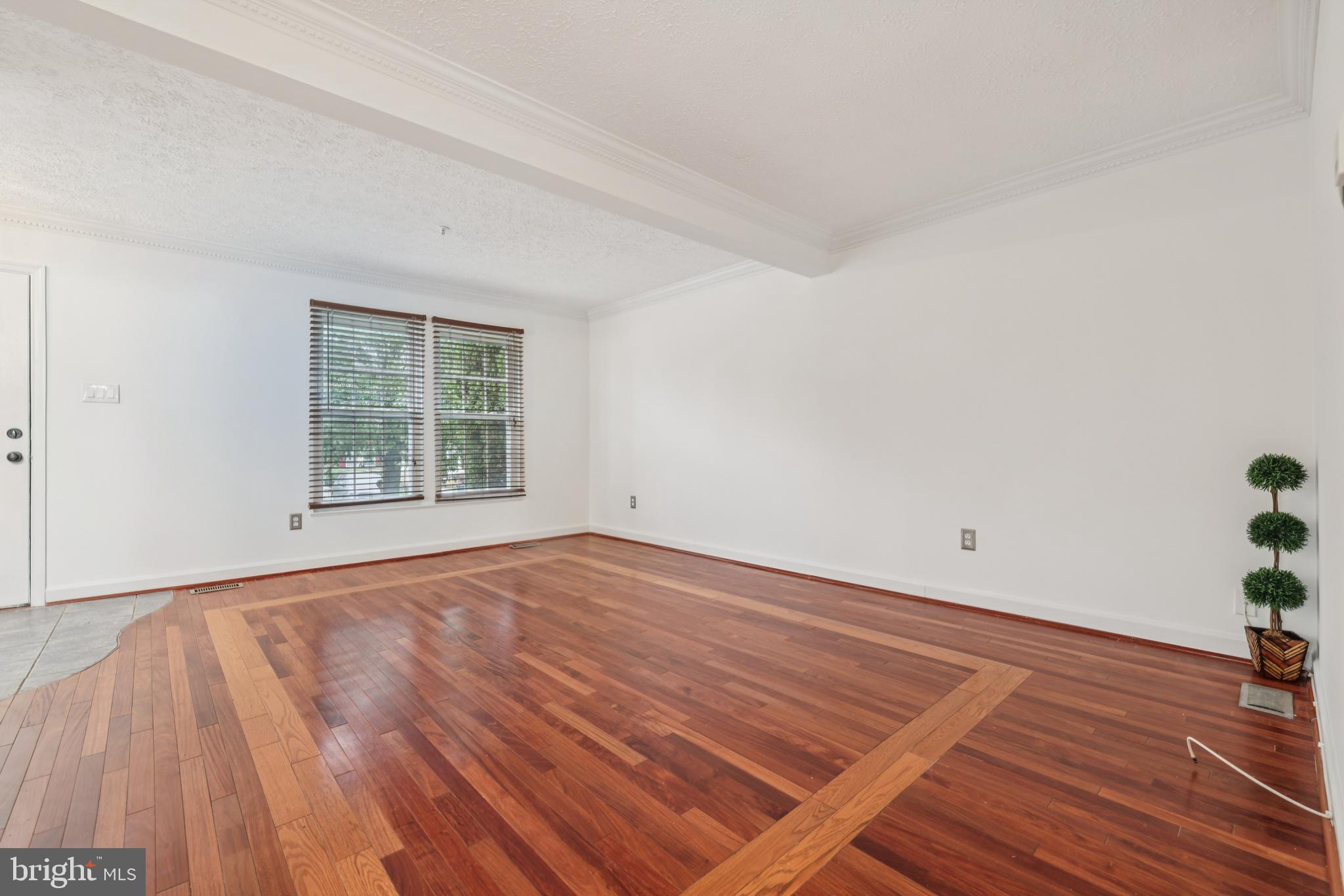 CONSTANT FRIENDSHIP - Residential