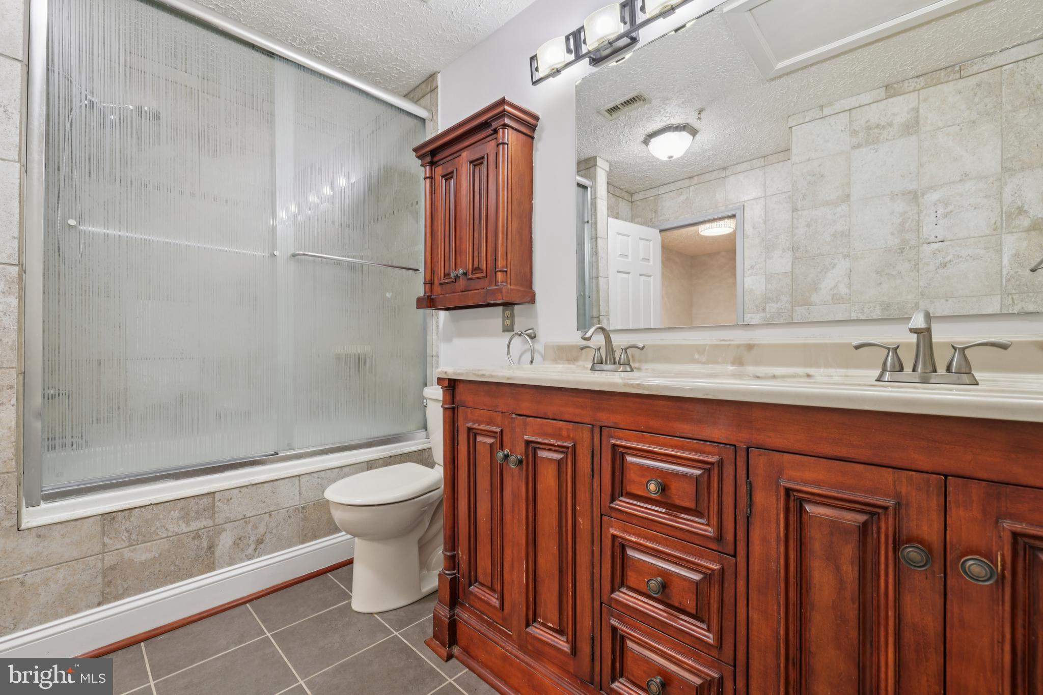 CONSTANT FRIENDSHIP - Residential