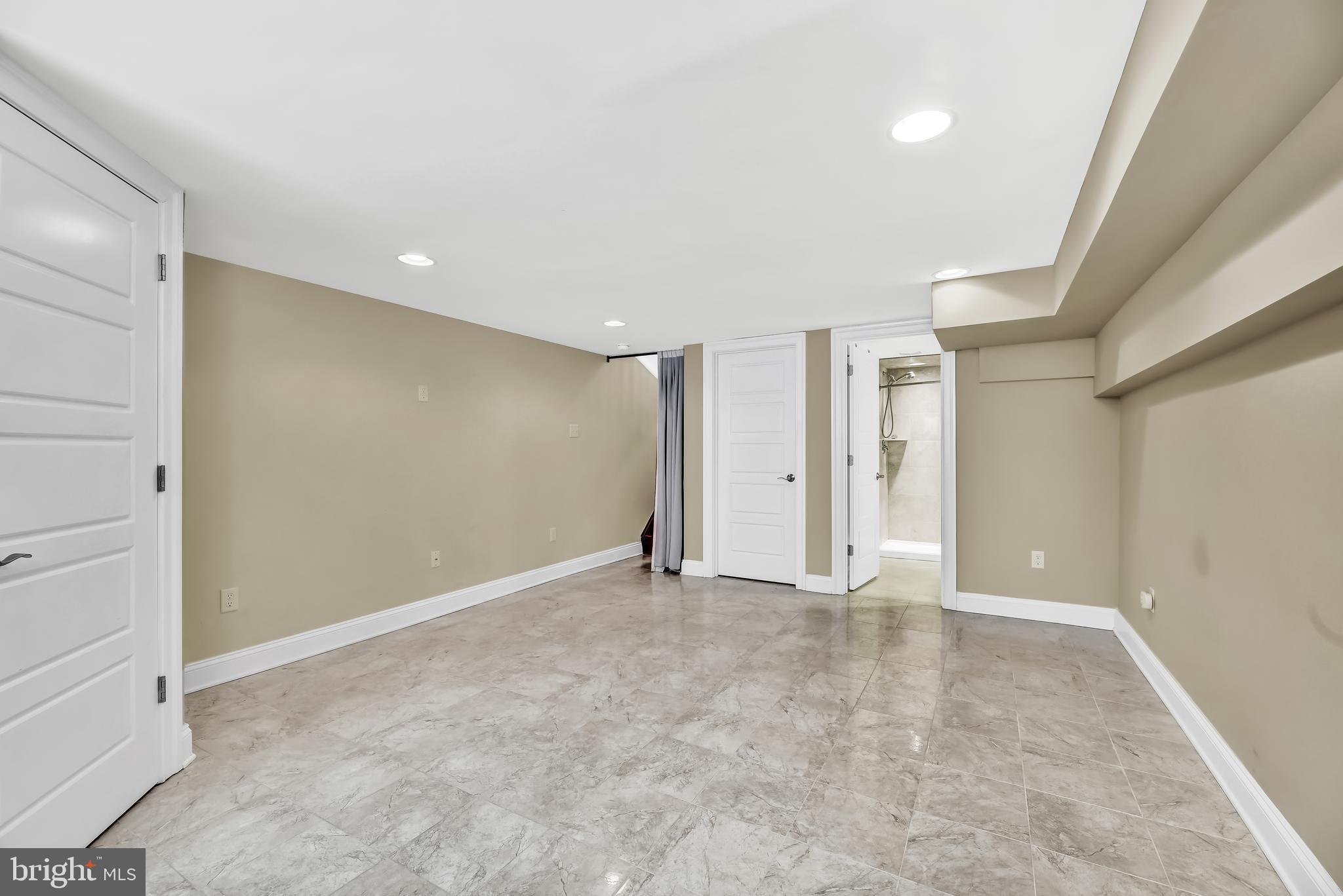 RIVERSIDE - Residential Lease