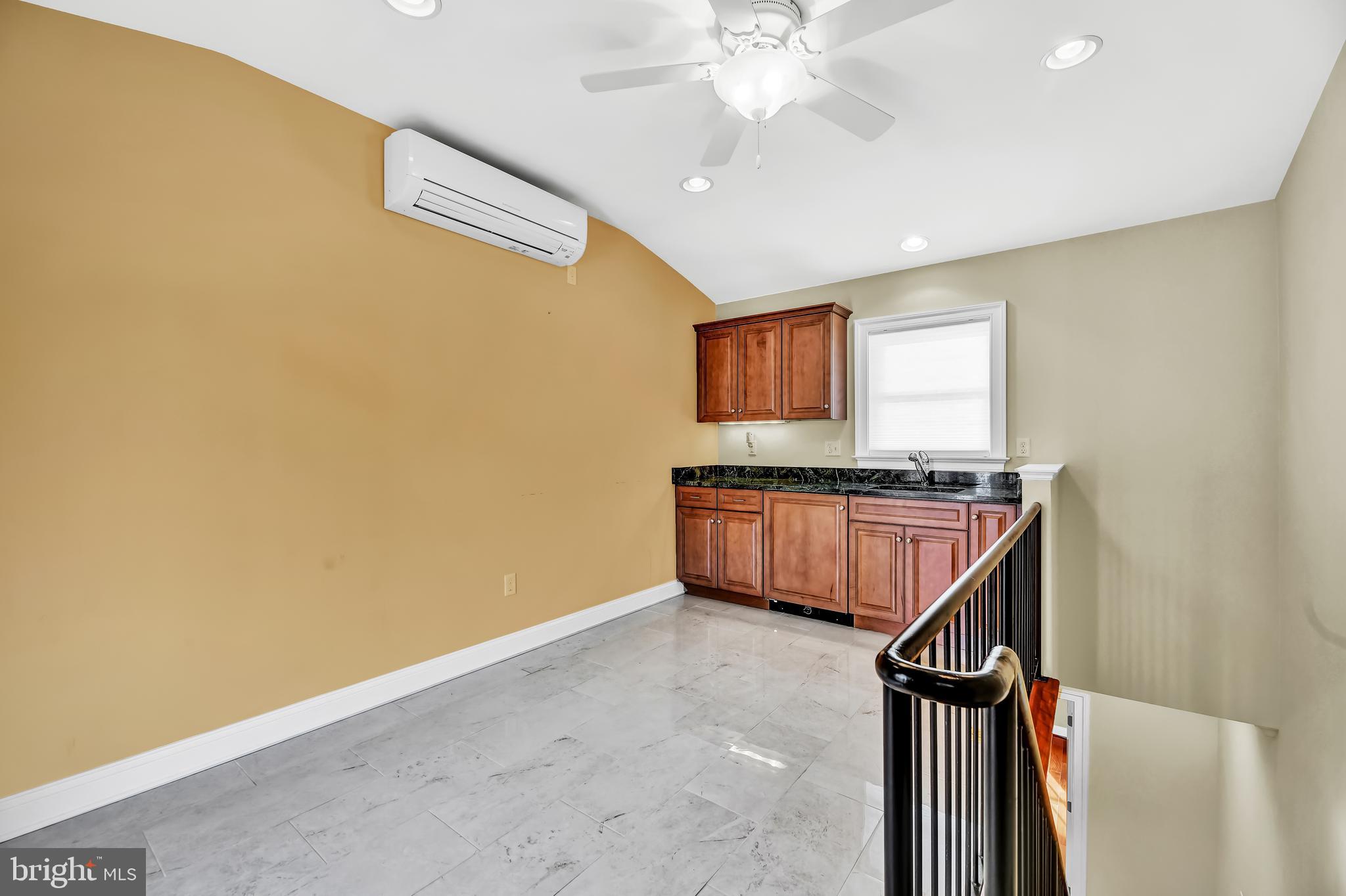 RIVERSIDE - Residential Lease