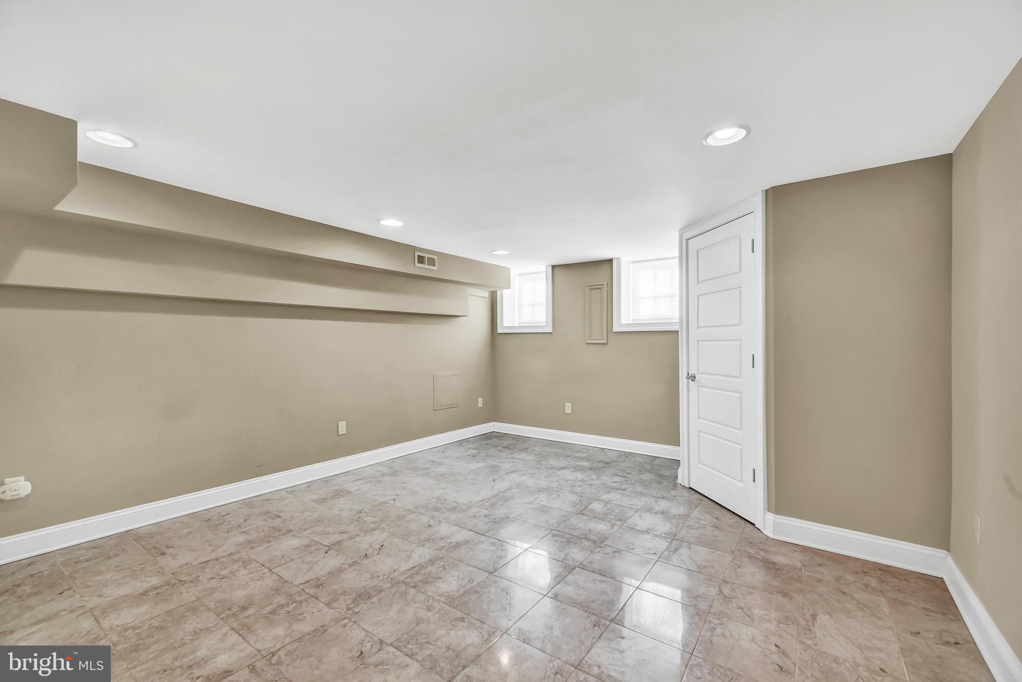 RIVERSIDE - Residential Lease