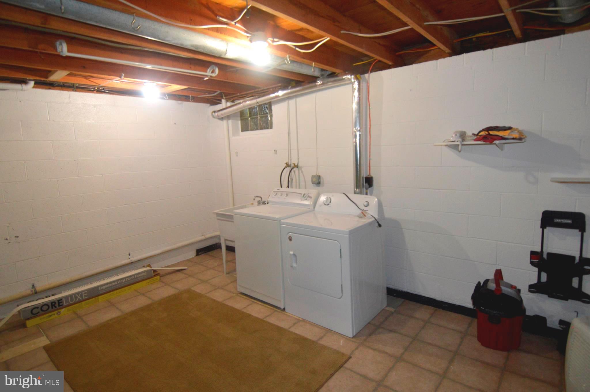 TOWN & COUNTRY APARTMENTS CARNEY - Residential