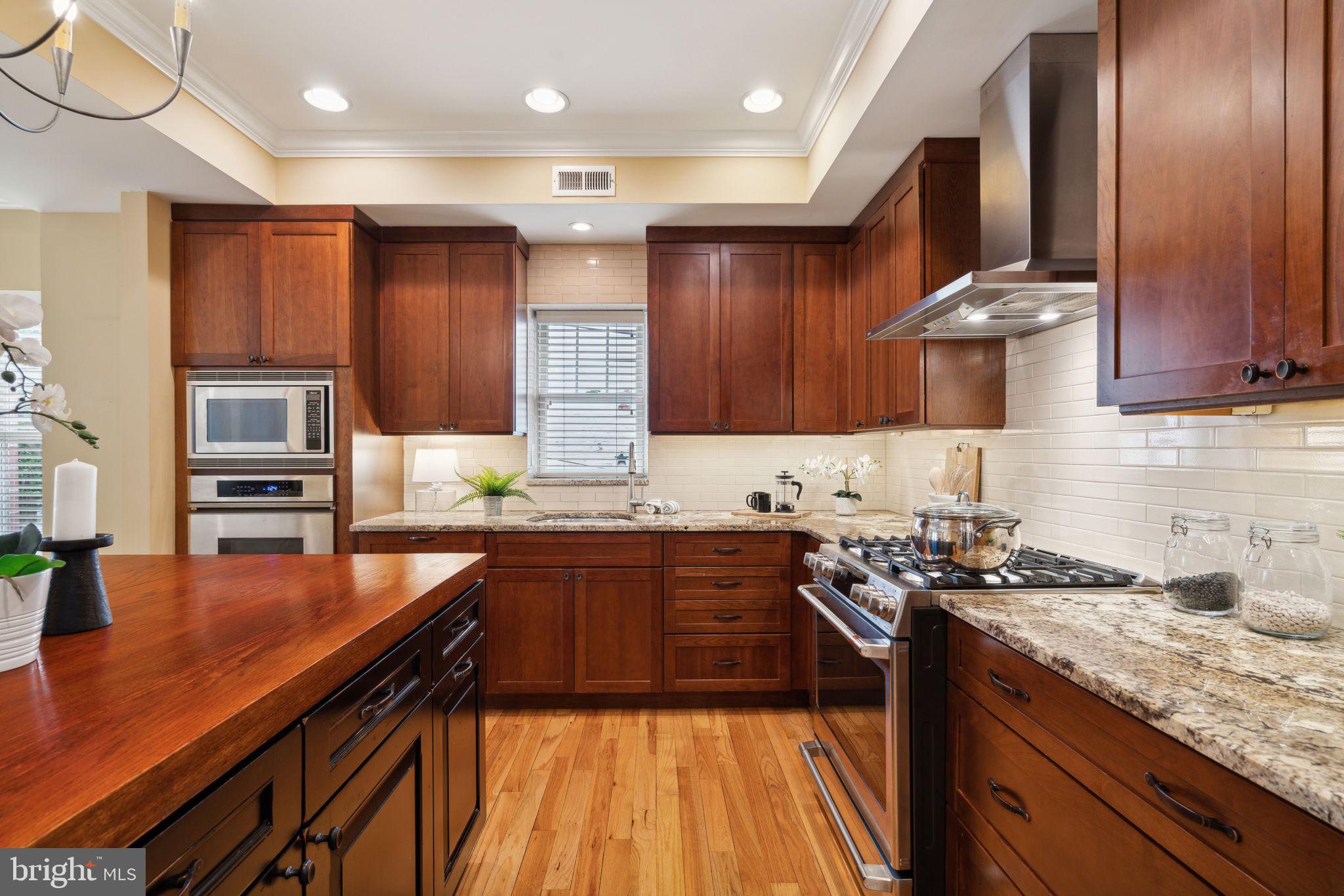 QUEEN VILLAGE - Residential