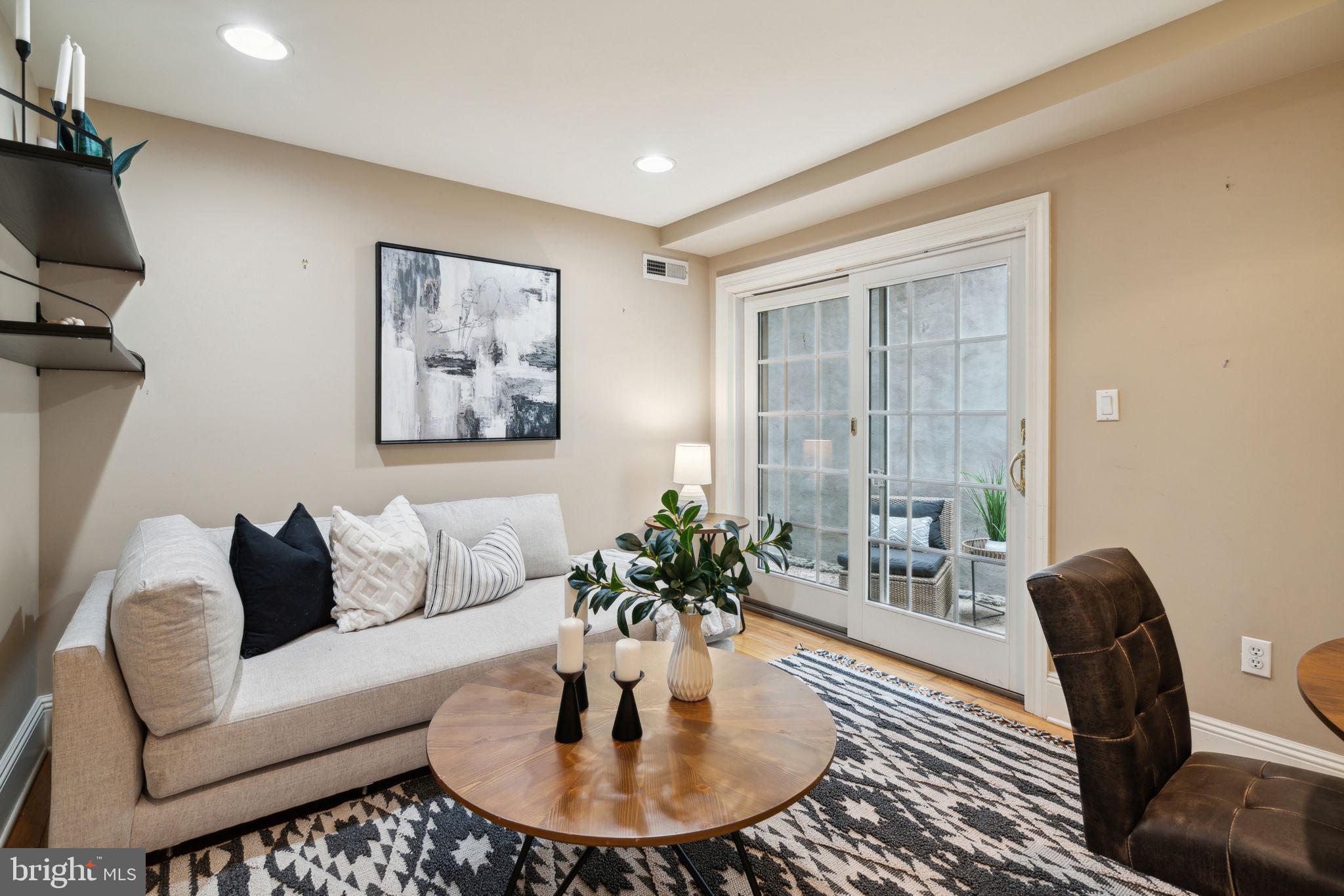 QUEEN VILLAGE - Residential