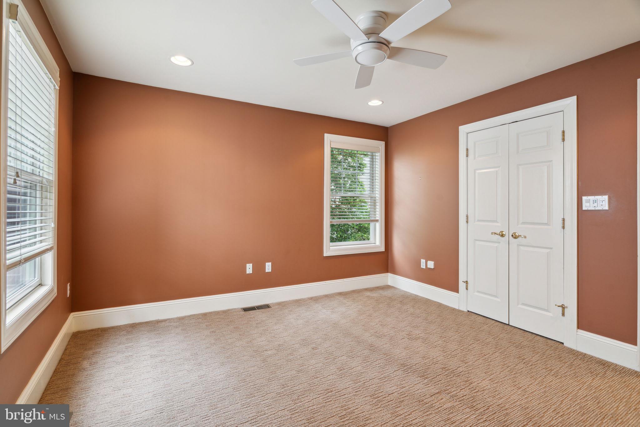 QUEEN VILLAGE - Residential