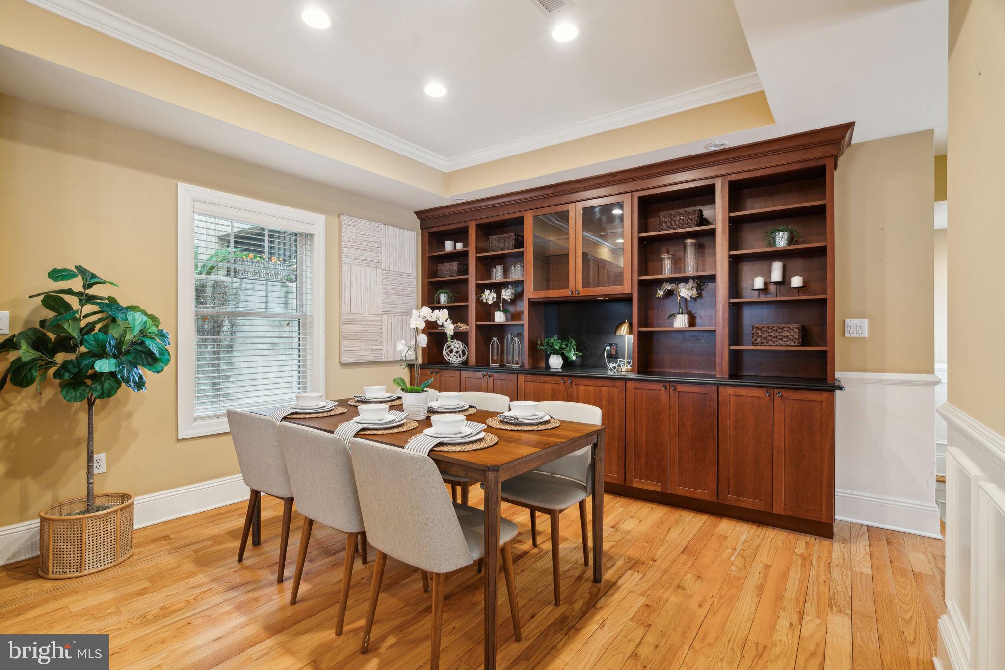 QUEEN VILLAGE - Residential