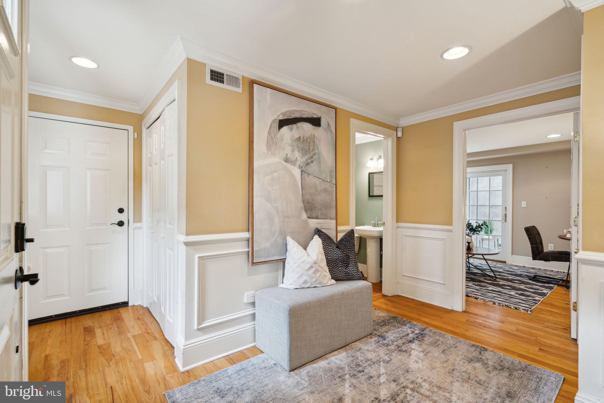 QUEEN VILLAGE - Residential