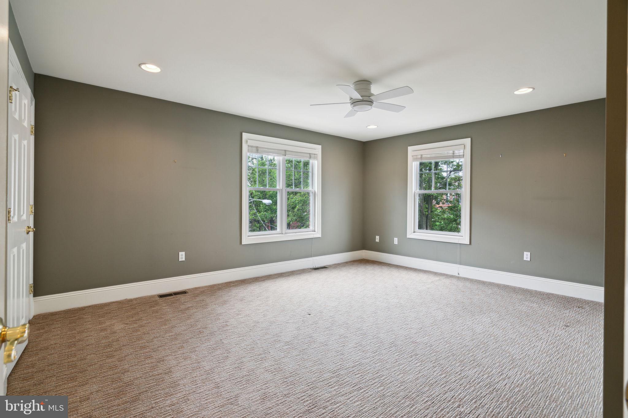 QUEEN VILLAGE - Residential