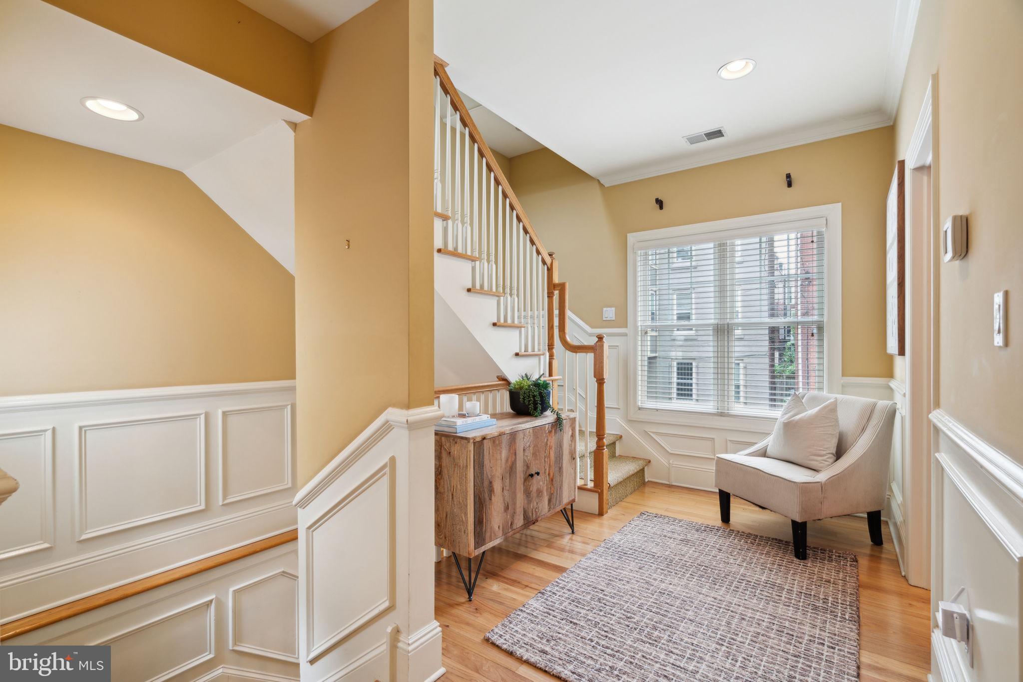 QUEEN VILLAGE - Residential