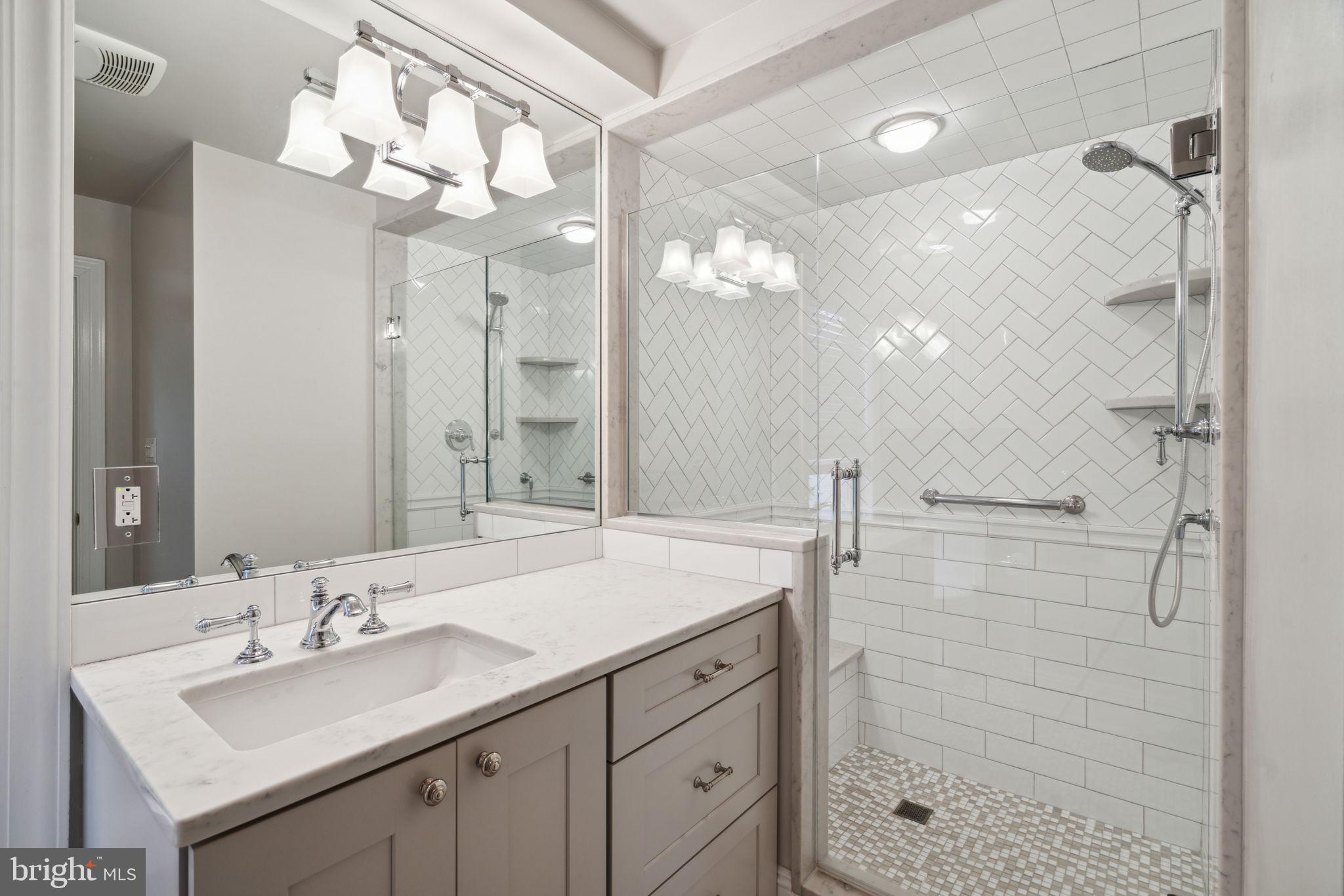 QUEEN VILLAGE - Residential