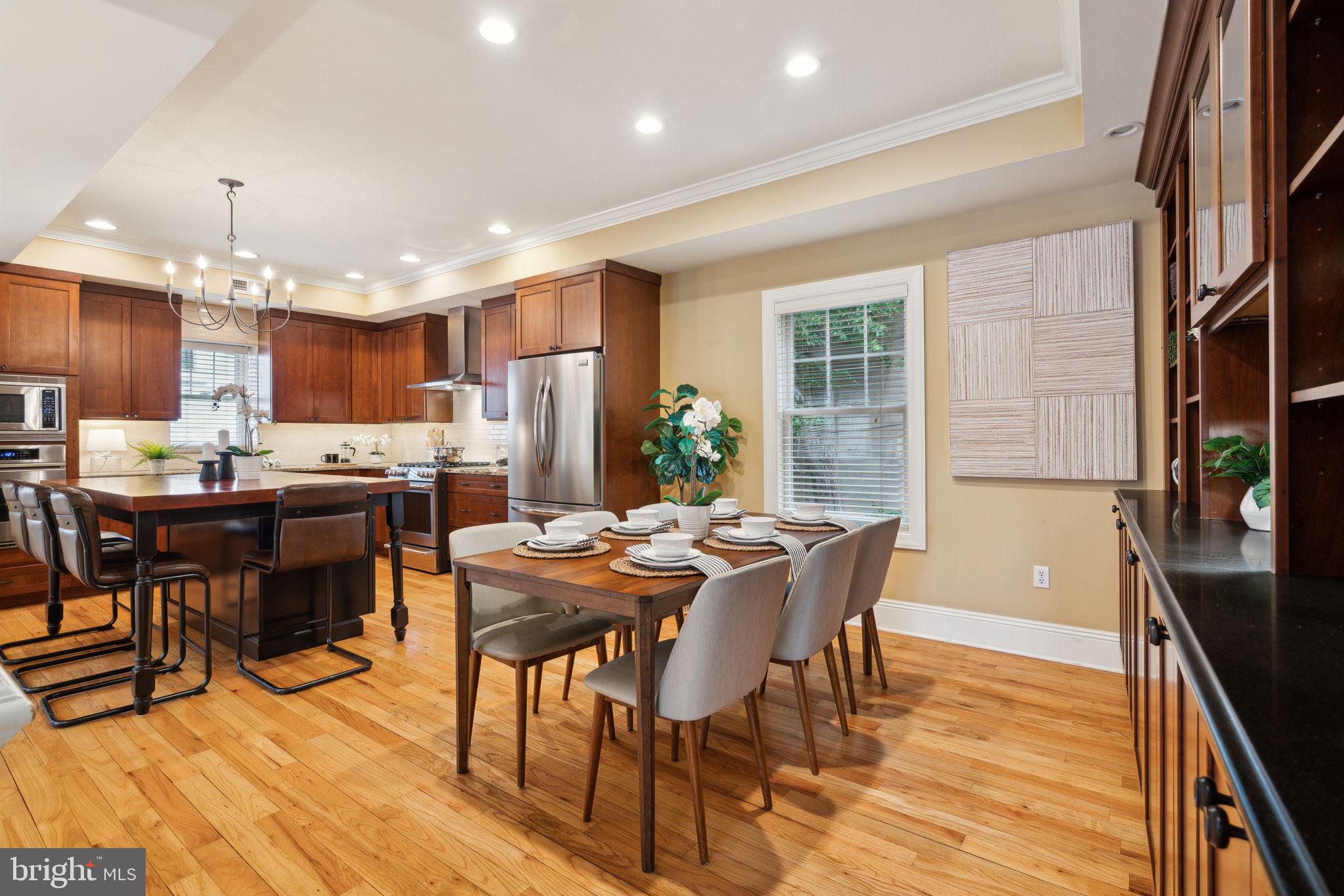 QUEEN VILLAGE - Residential