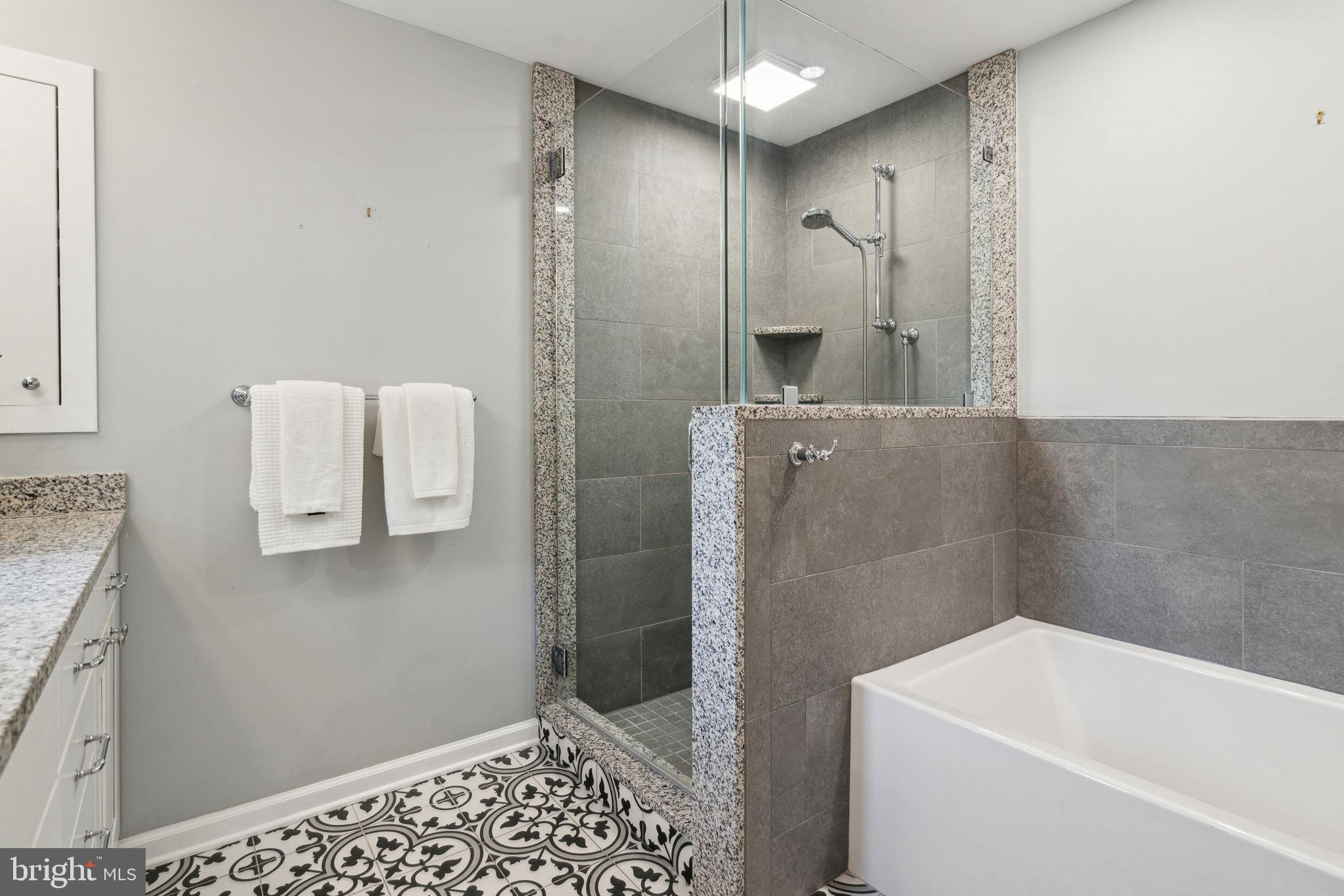 QUEEN VILLAGE - Residential