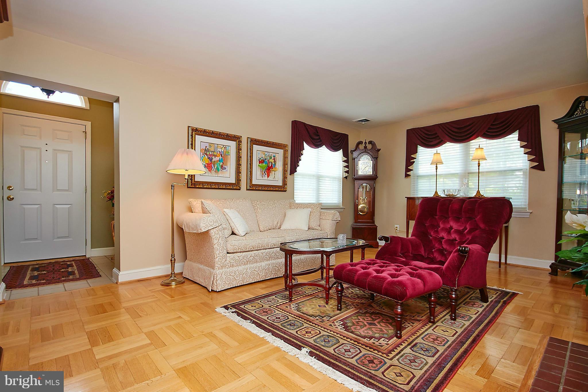 COUNTRY CLUB MANOR - Residential