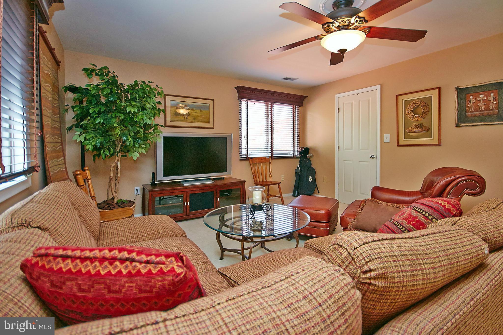 COUNTRY CLUB MANOR - Residential