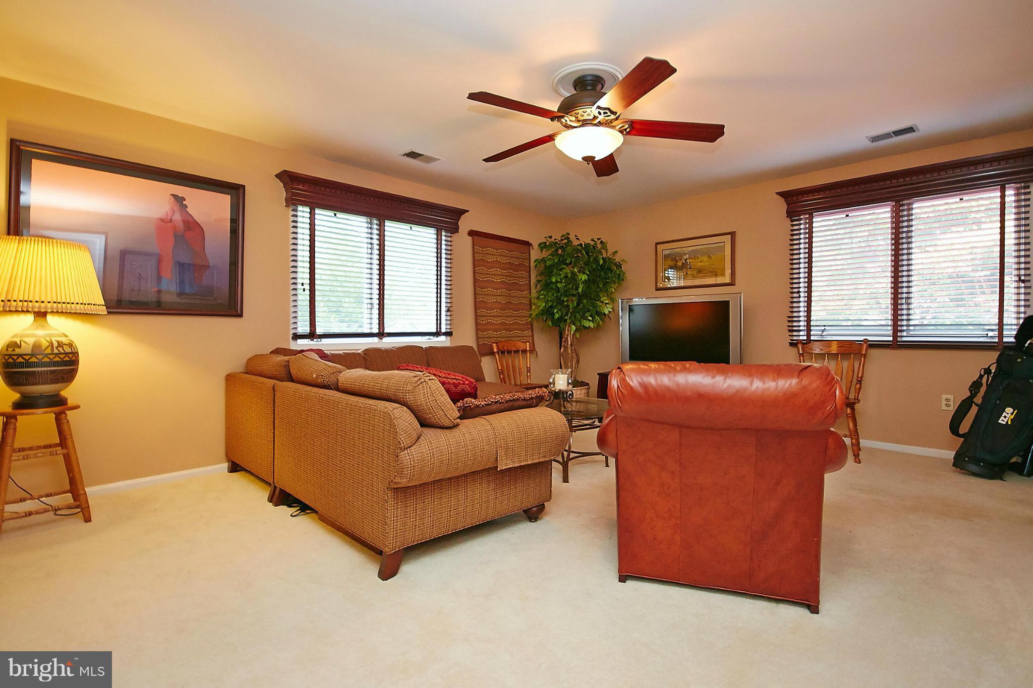 COUNTRY CLUB MANOR - Residential