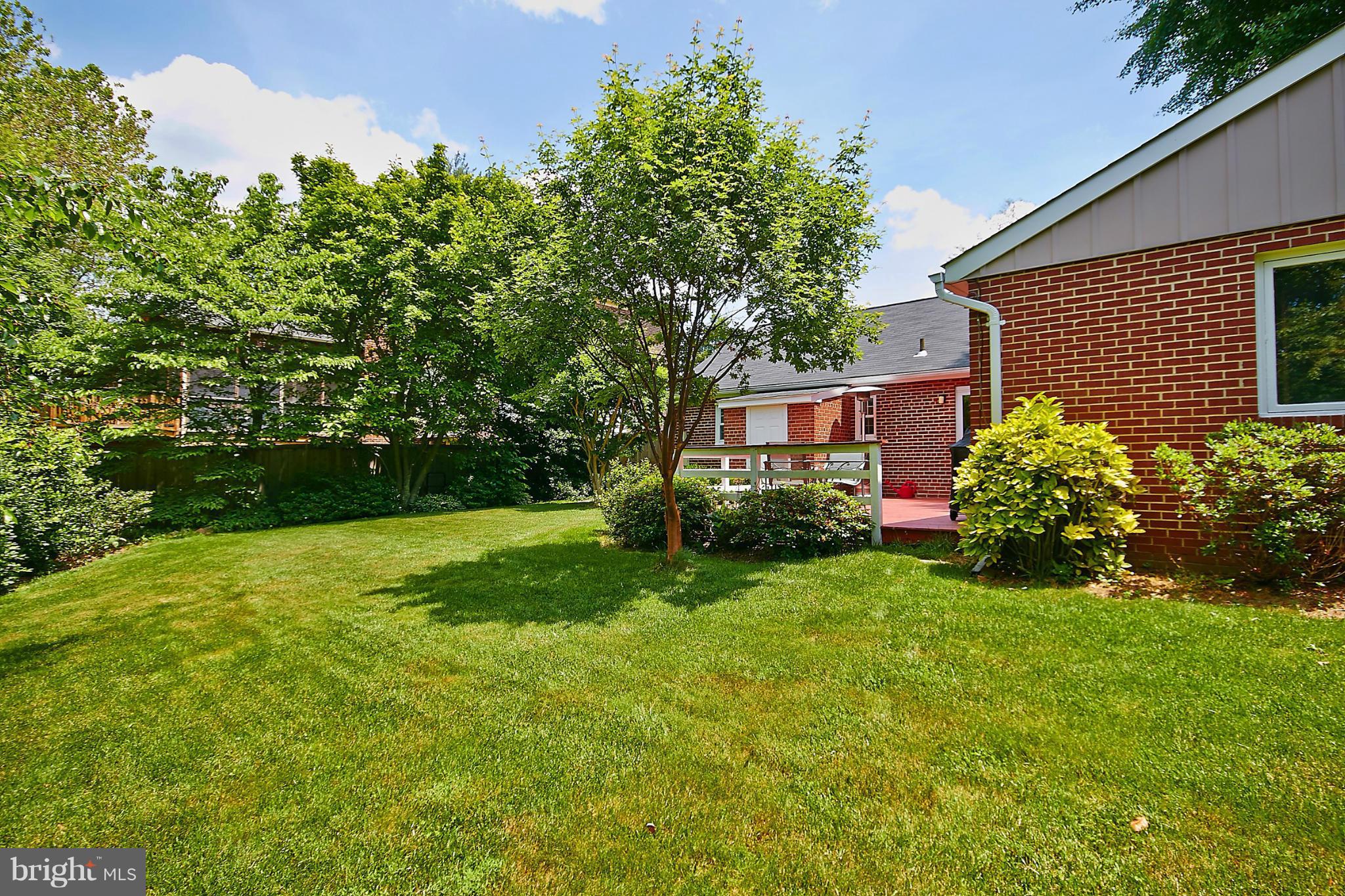 COUNTRY CLUB MANOR - Residential