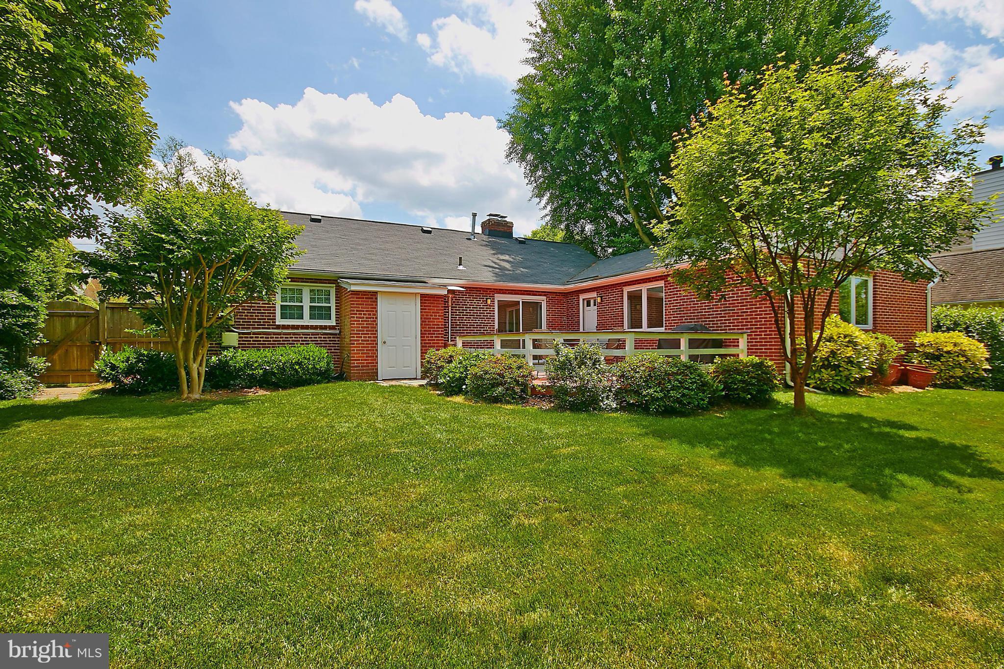 COUNTRY CLUB MANOR - Residential