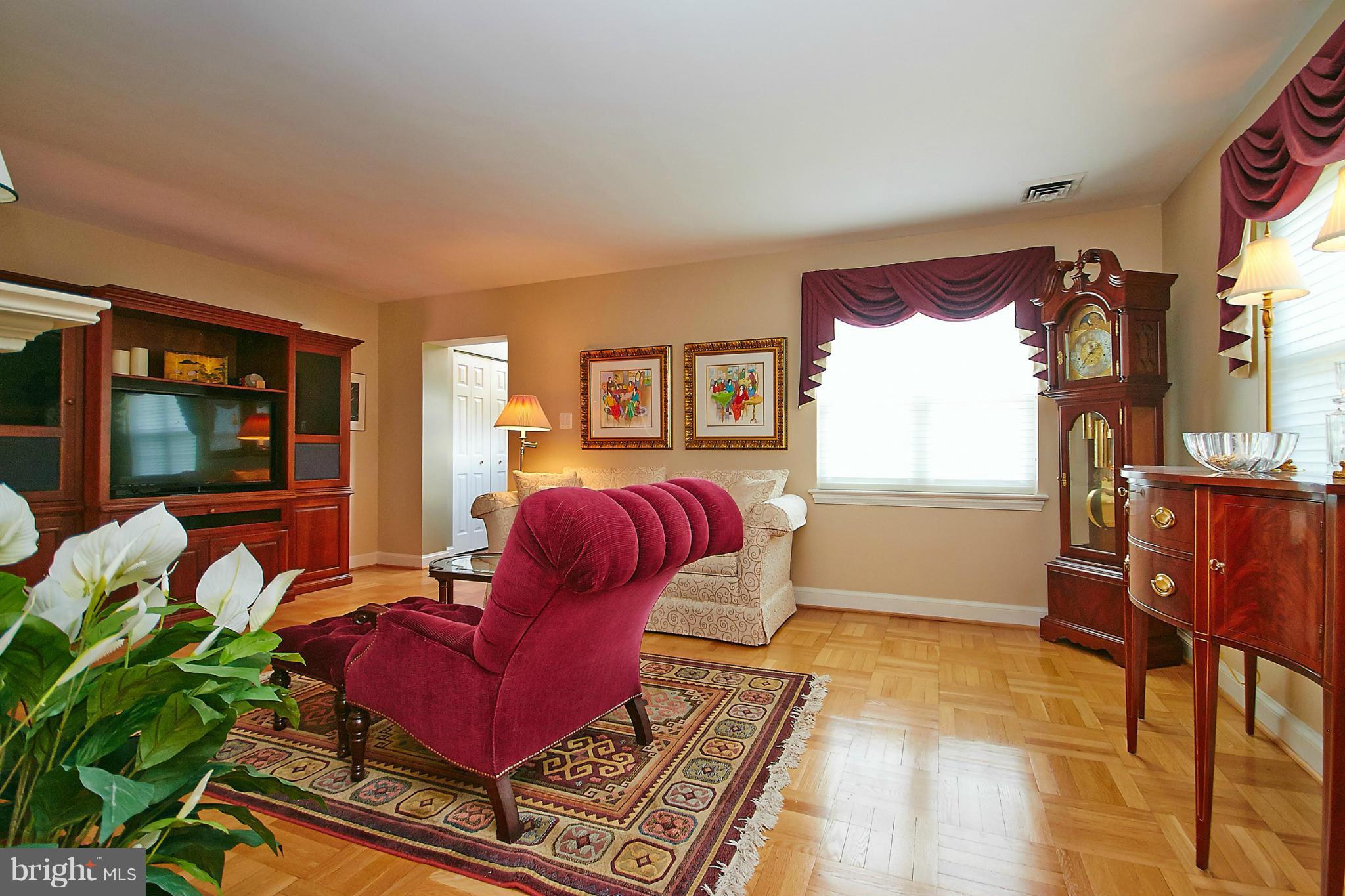 COUNTRY CLUB MANOR - Residential