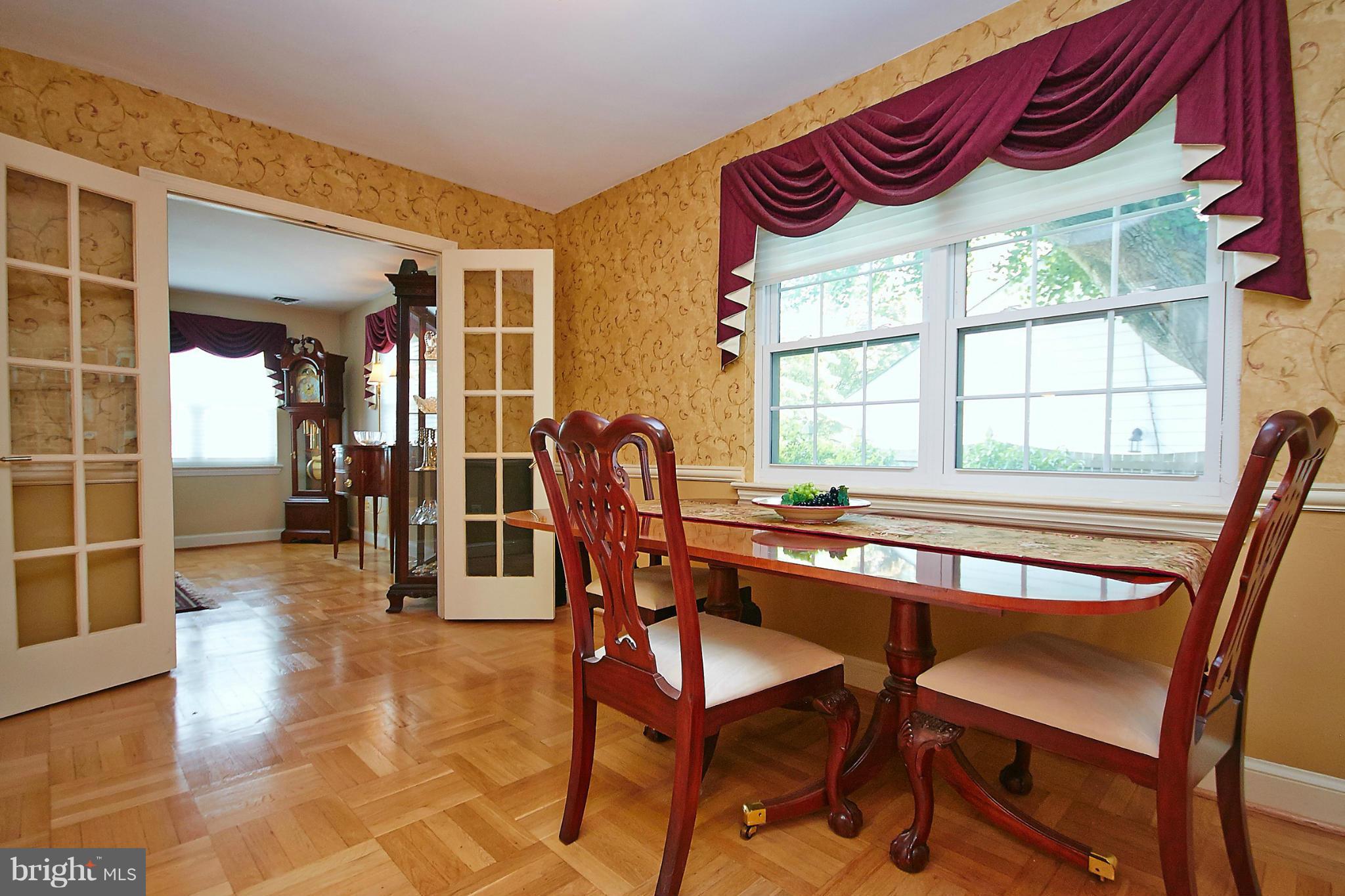 COUNTRY CLUB MANOR - Residential