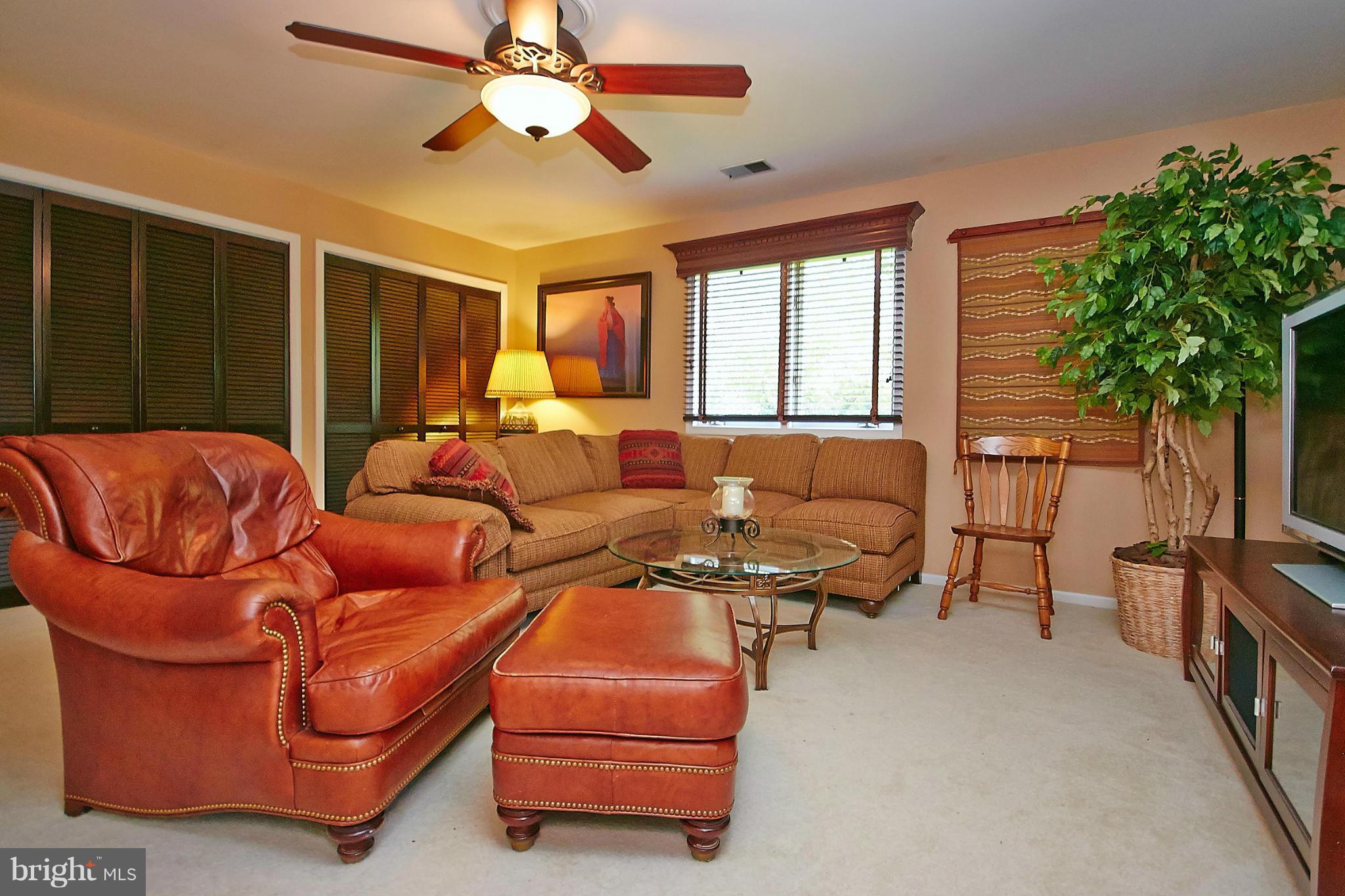 COUNTRY CLUB MANOR - Residential