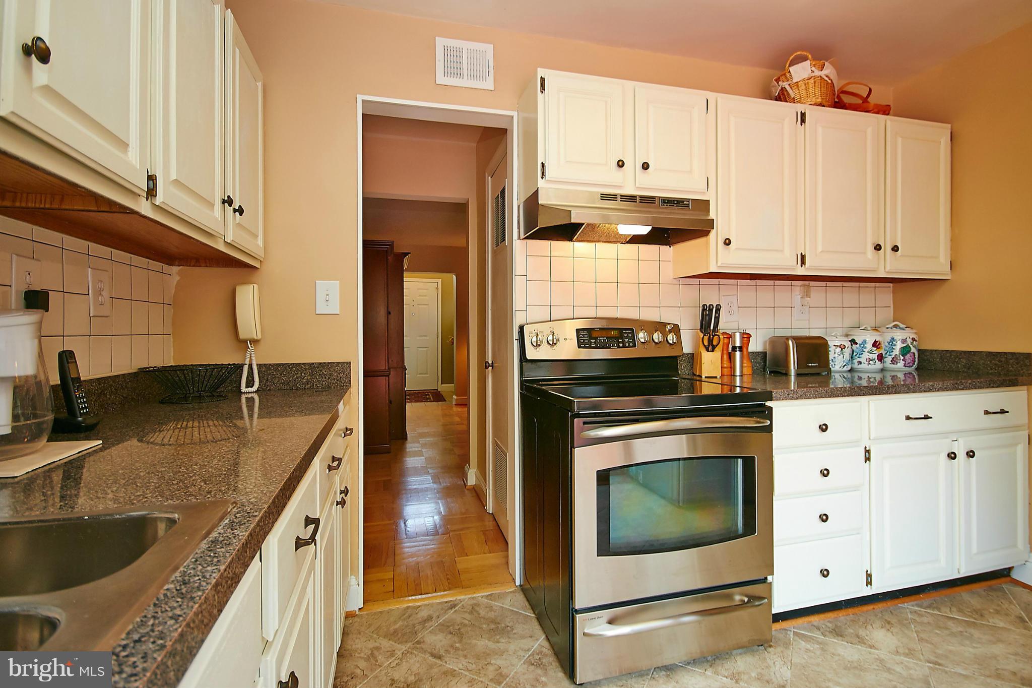 COUNTRY CLUB MANOR - Residential
