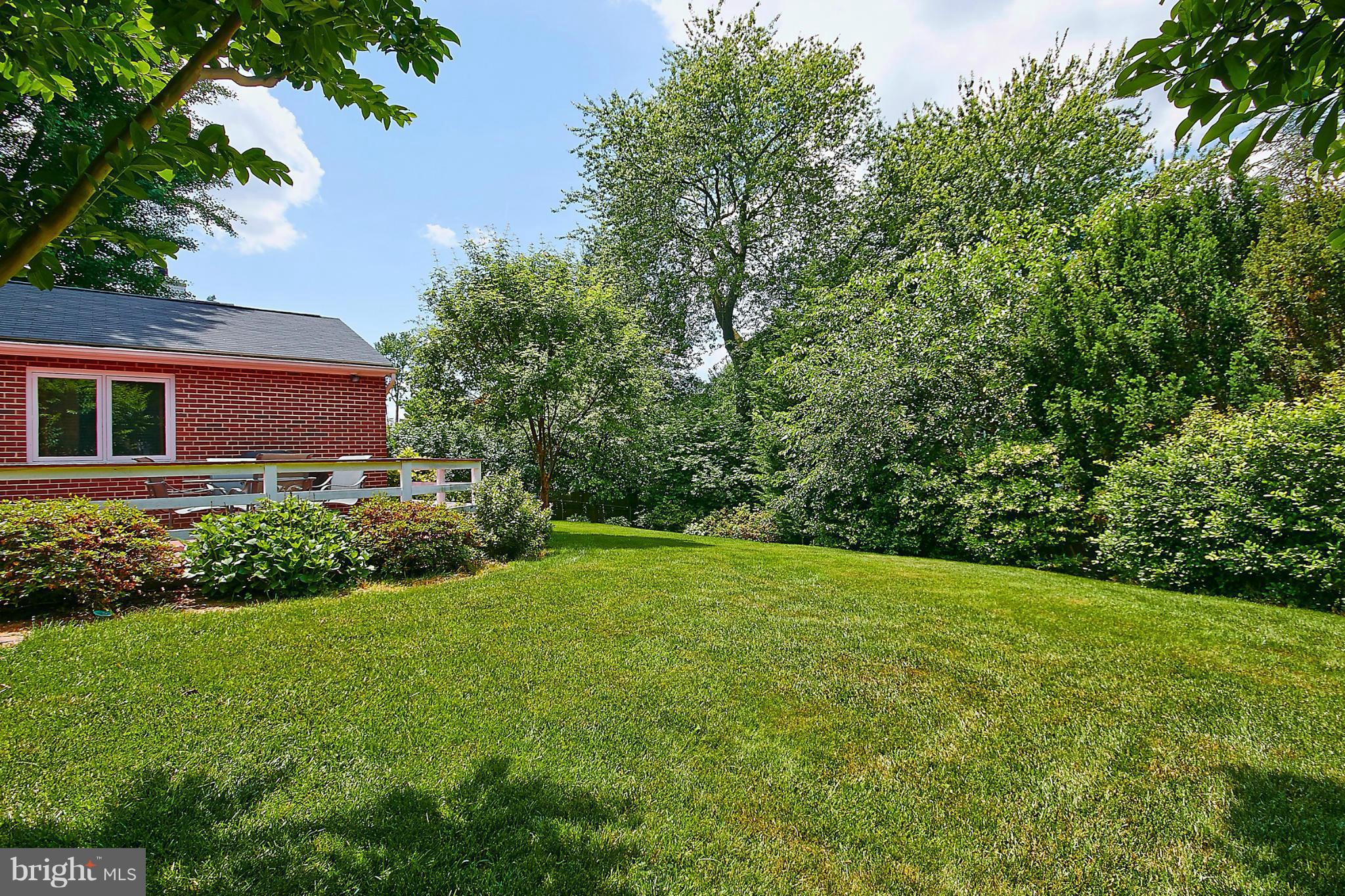 COUNTRY CLUB MANOR - Residential