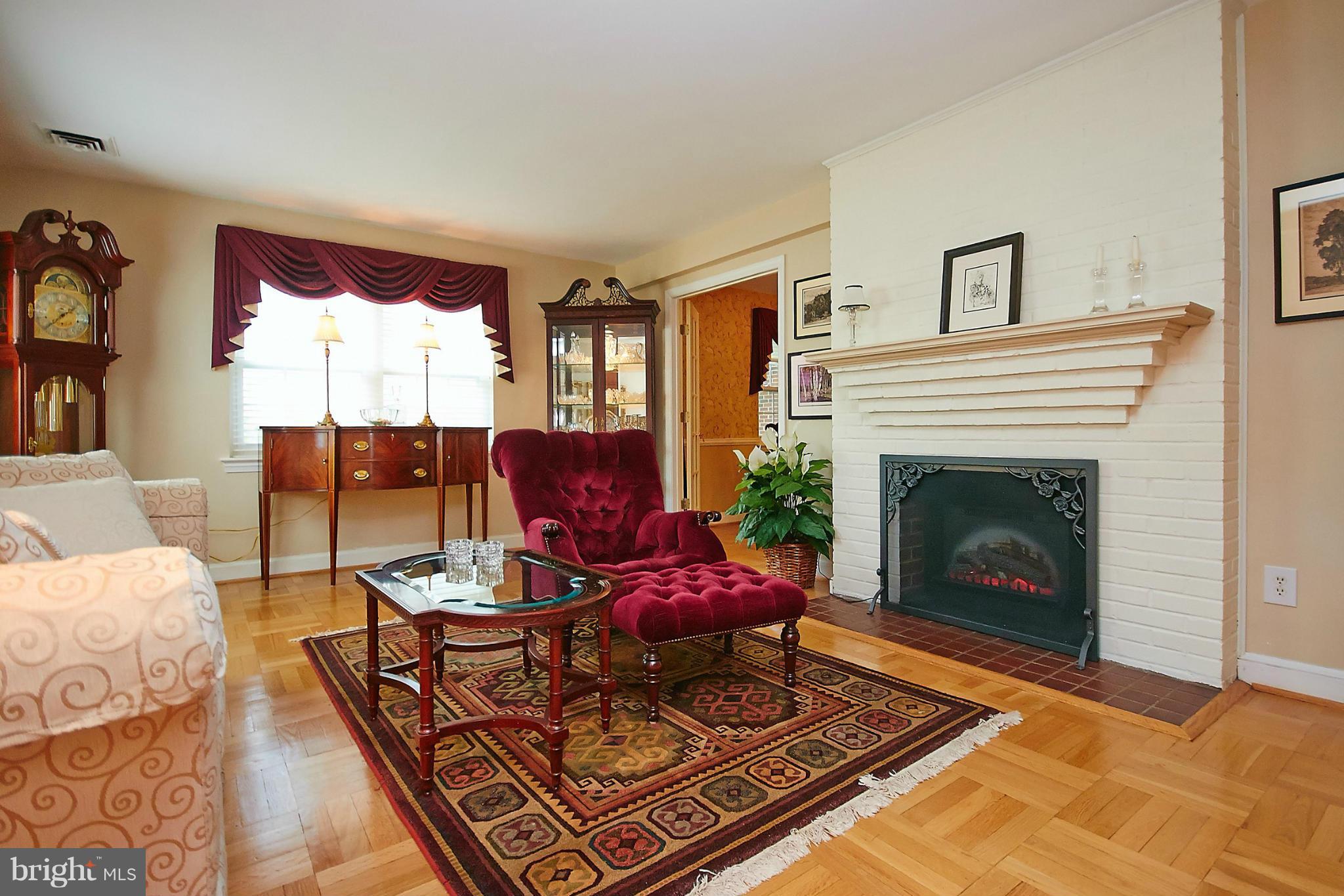 COUNTRY CLUB MANOR - Residential