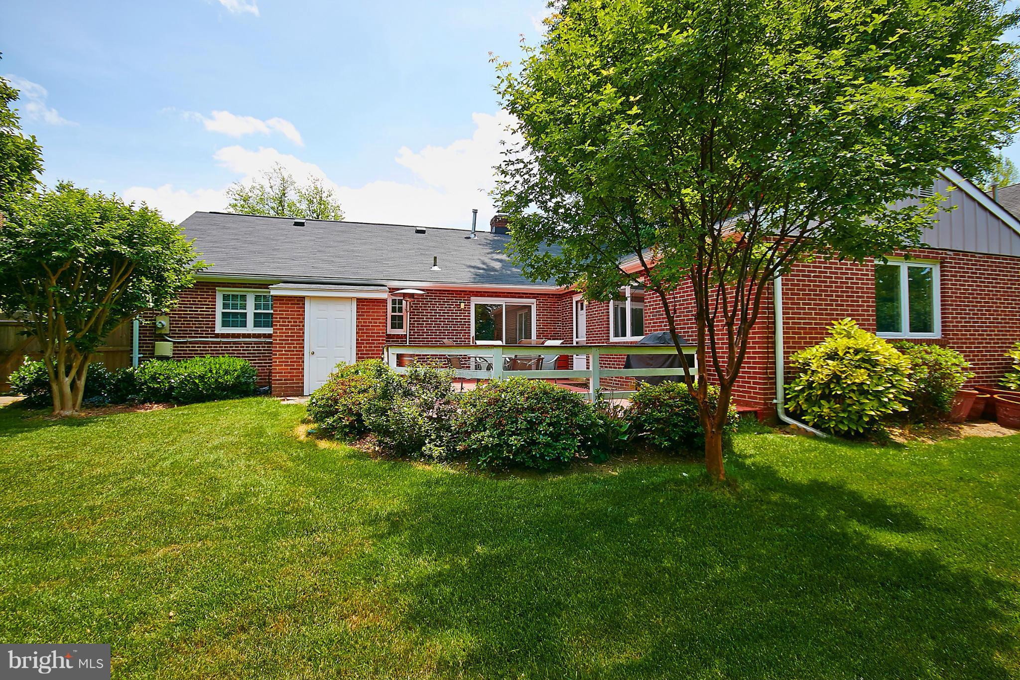 COUNTRY CLUB MANOR - Residential