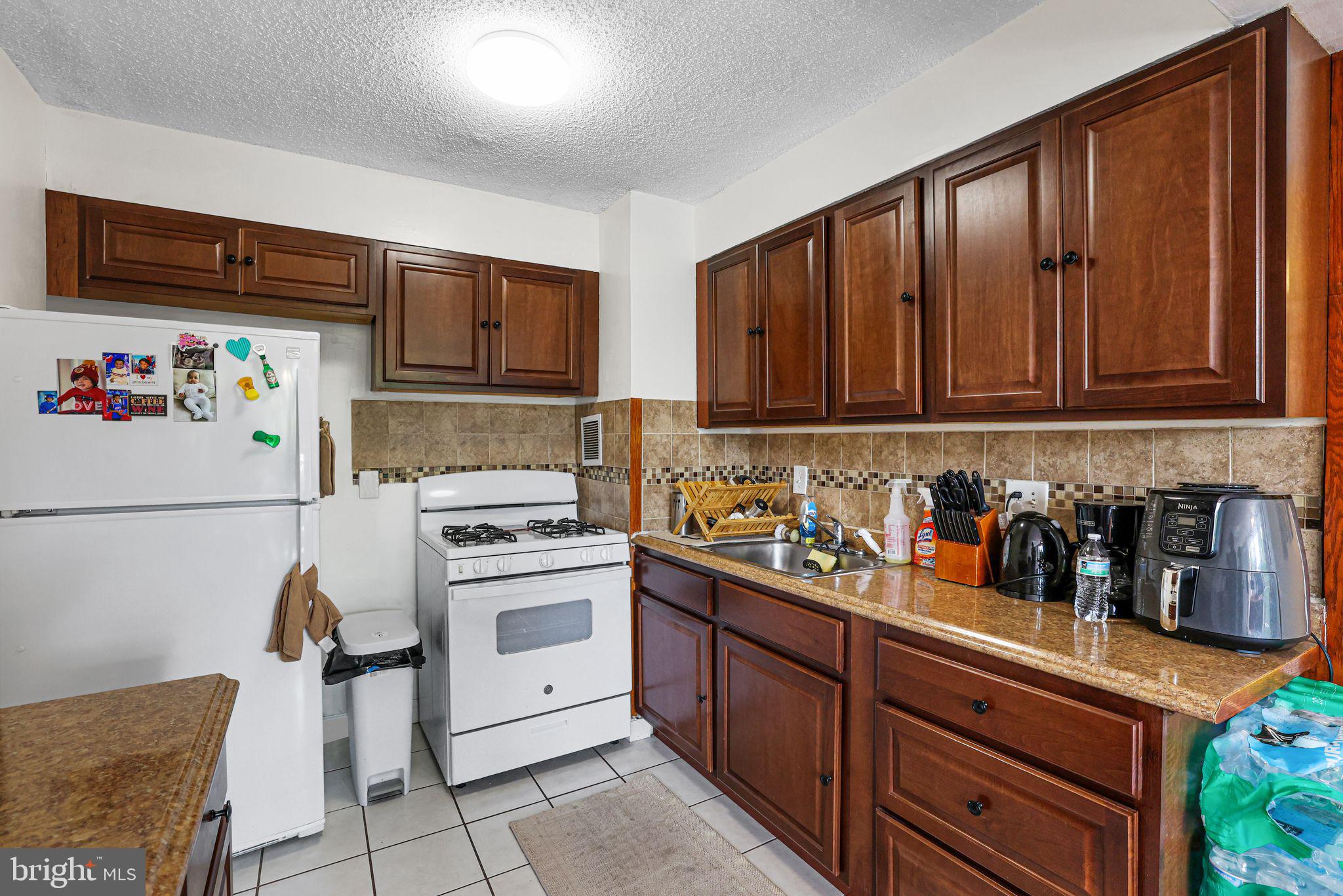 PRESIDENTIAL PARK - Residential Lease