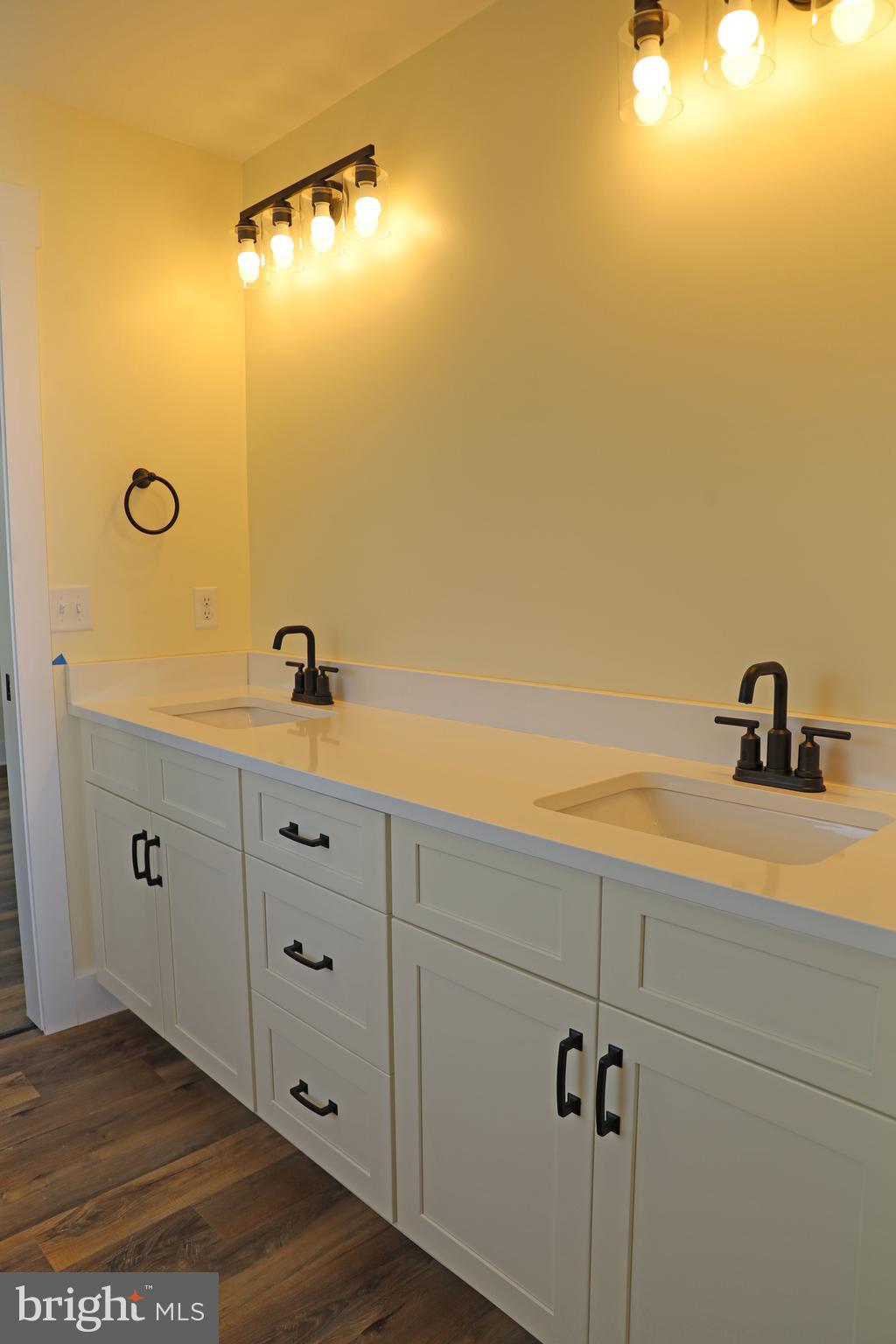 MIDDLE CREEK MANOR - Residential