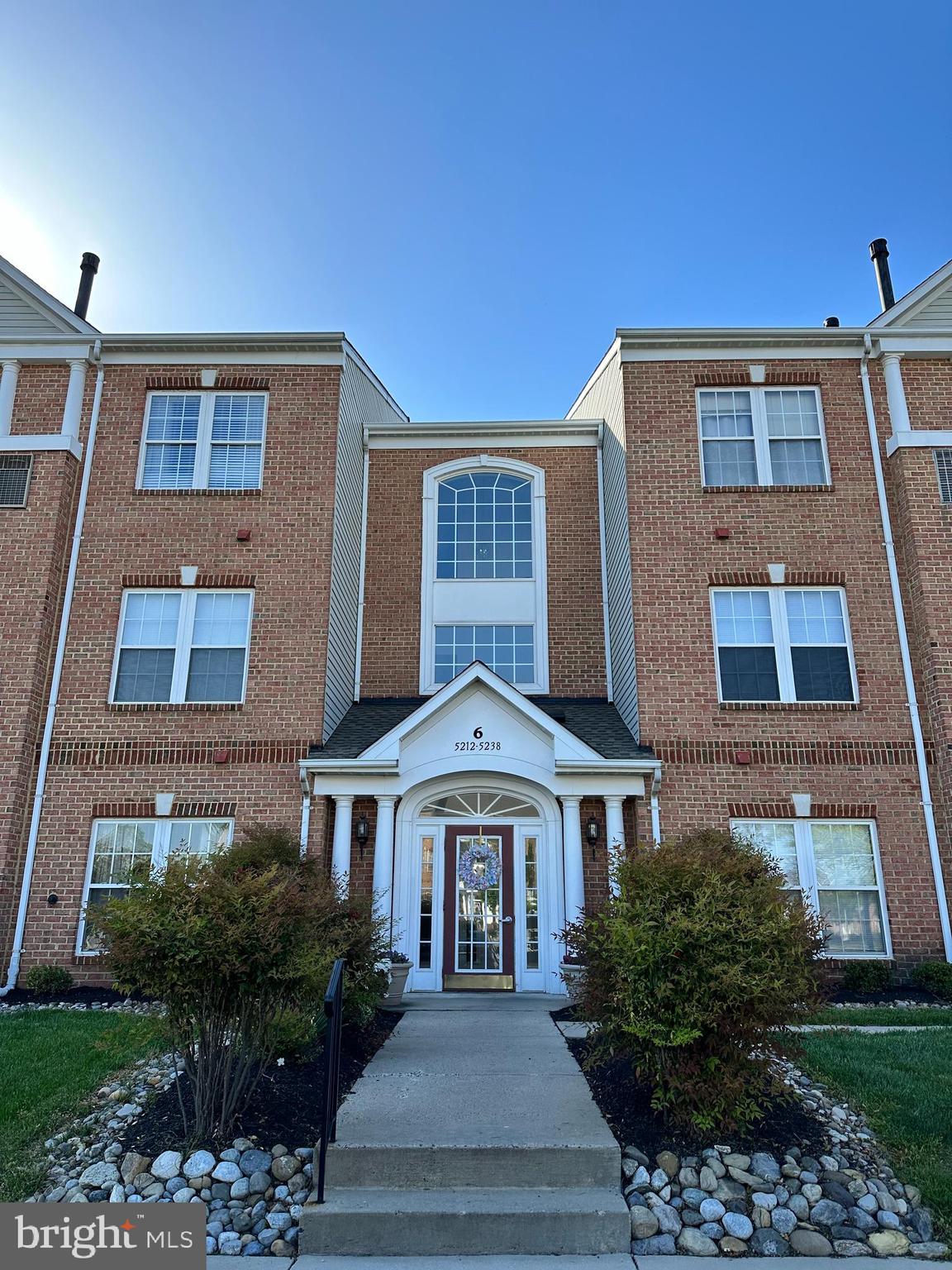 Make this breathtaking top floor penthouse yours today! With ELEVATOR access and a short drive to shopping strips, the mall, restaurants, gas stations, 95, it is entertainment galore!