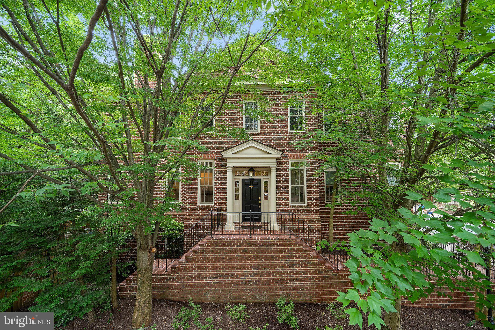 2011 MAYFAIR MCLEAN COURT