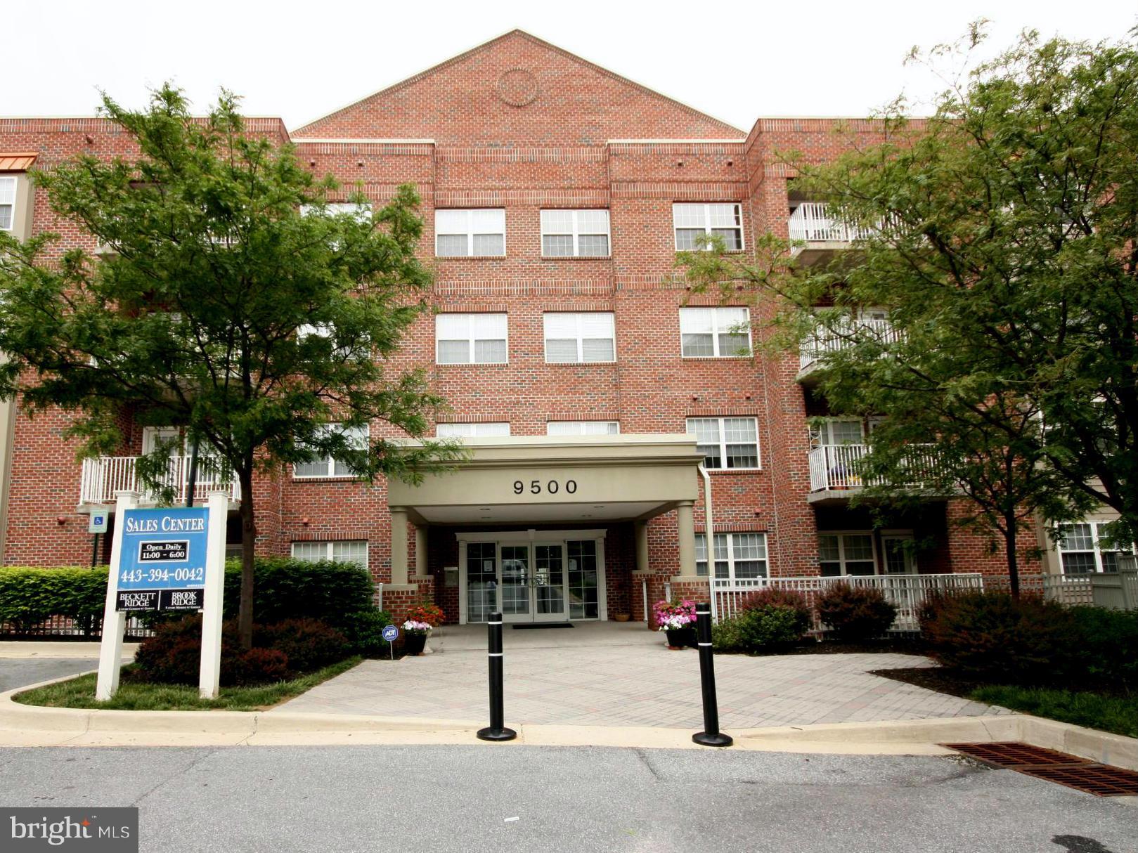 Back on Market. Beautiful 2 Bed and a Den condo. Over 1600 sq.ft. space with huge dining area. 42" Maple cabinets with Granite counter top. Bright Breakfast area with a Fireplace. Impressive Entry Lobby and Elevator area. Underground Parking space. High efficiency Gas Heating and water heater. $1500 Refrigerator credit. 12 Hr notice Req'd for weekdays and 2 Hr for weekend showing.