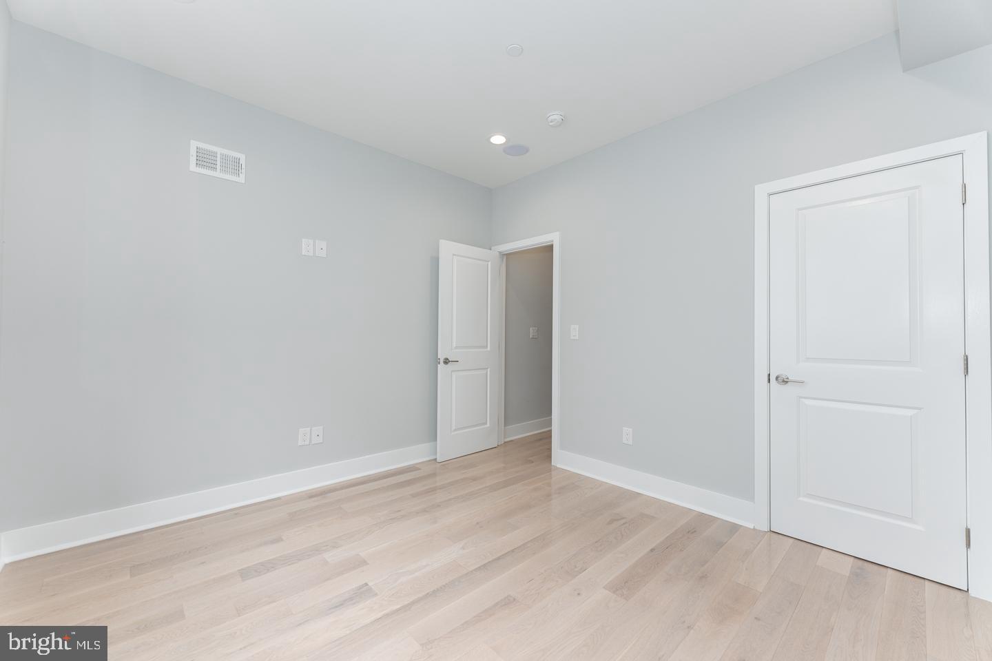 EAST KENSINGTON - Residential