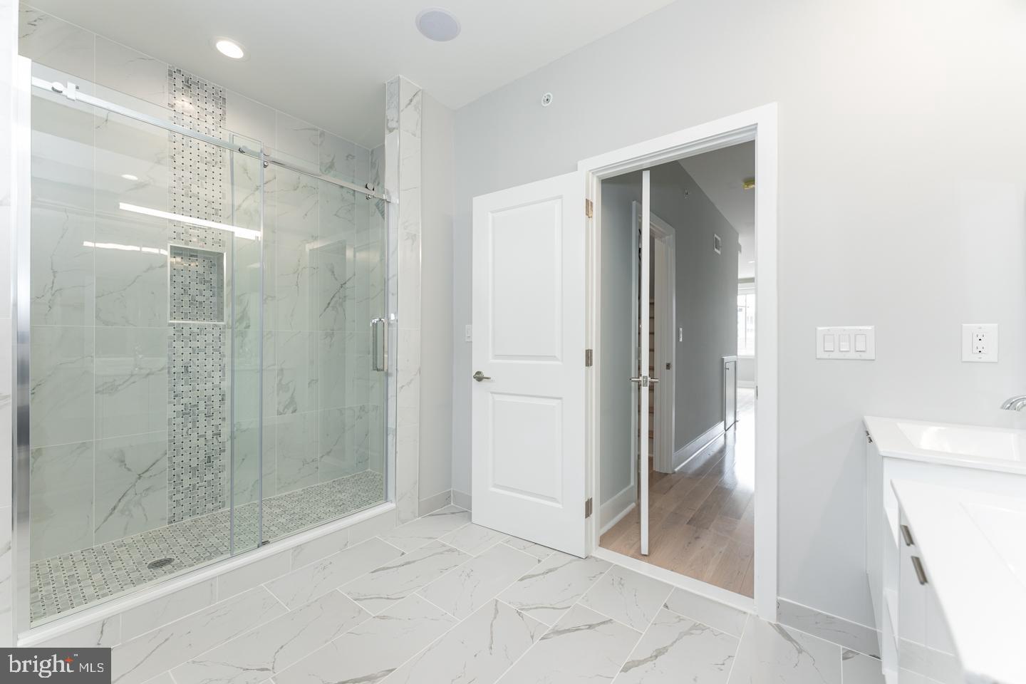 EAST KENSINGTON - Residential