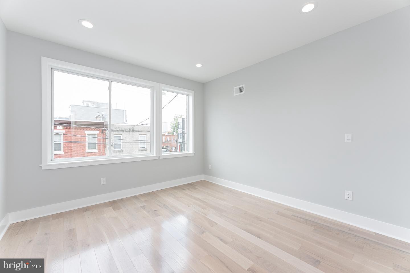 EAST KENSINGTON - Residential