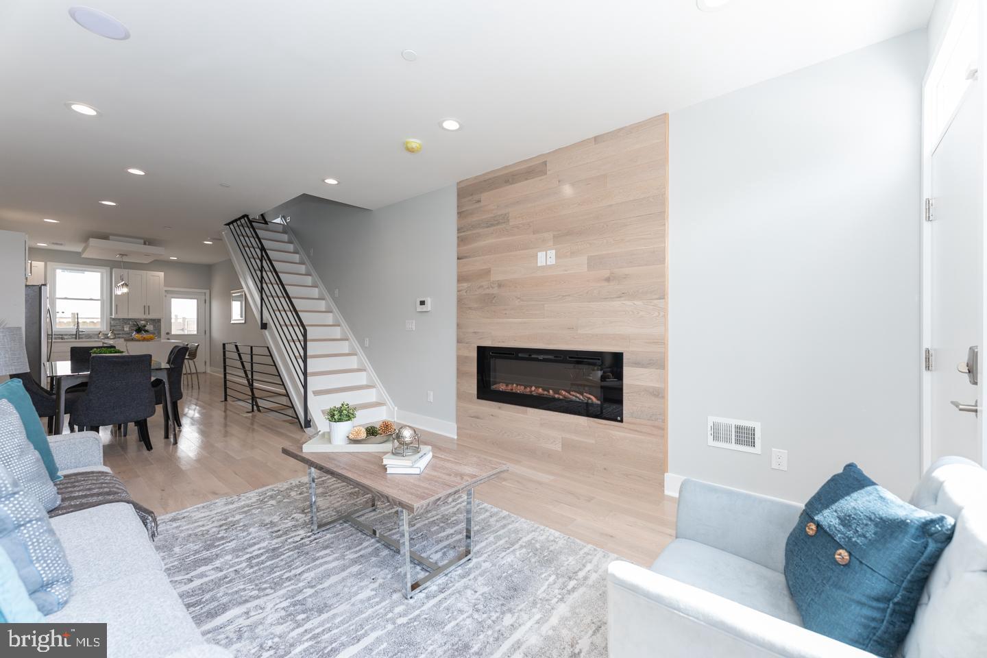 EAST KENSINGTON - Residential