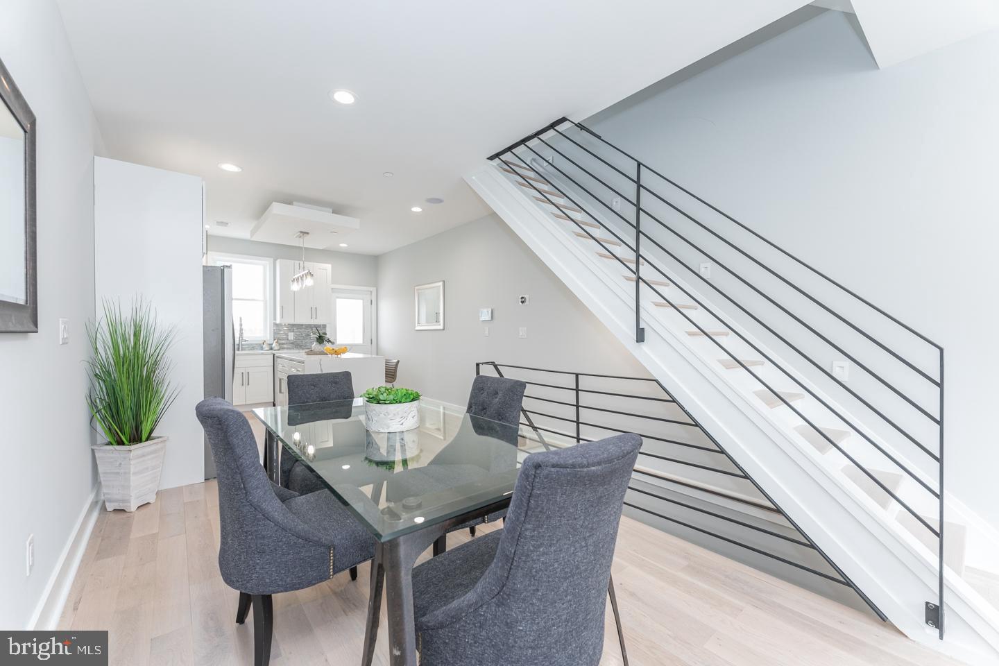 EAST KENSINGTON - Residential
