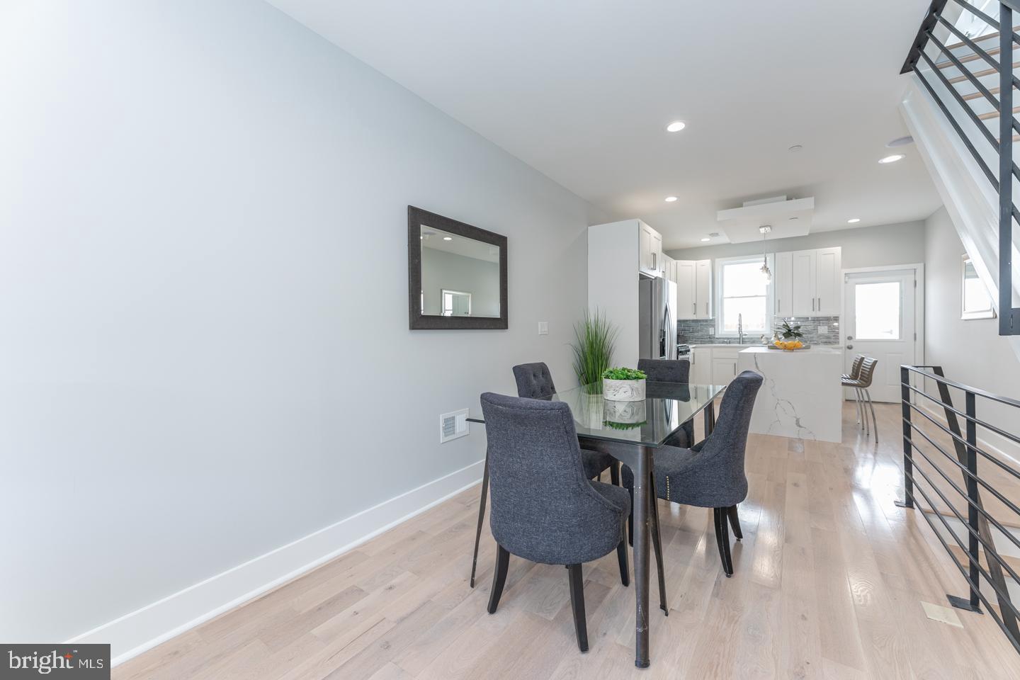 EAST KENSINGTON - Residential
