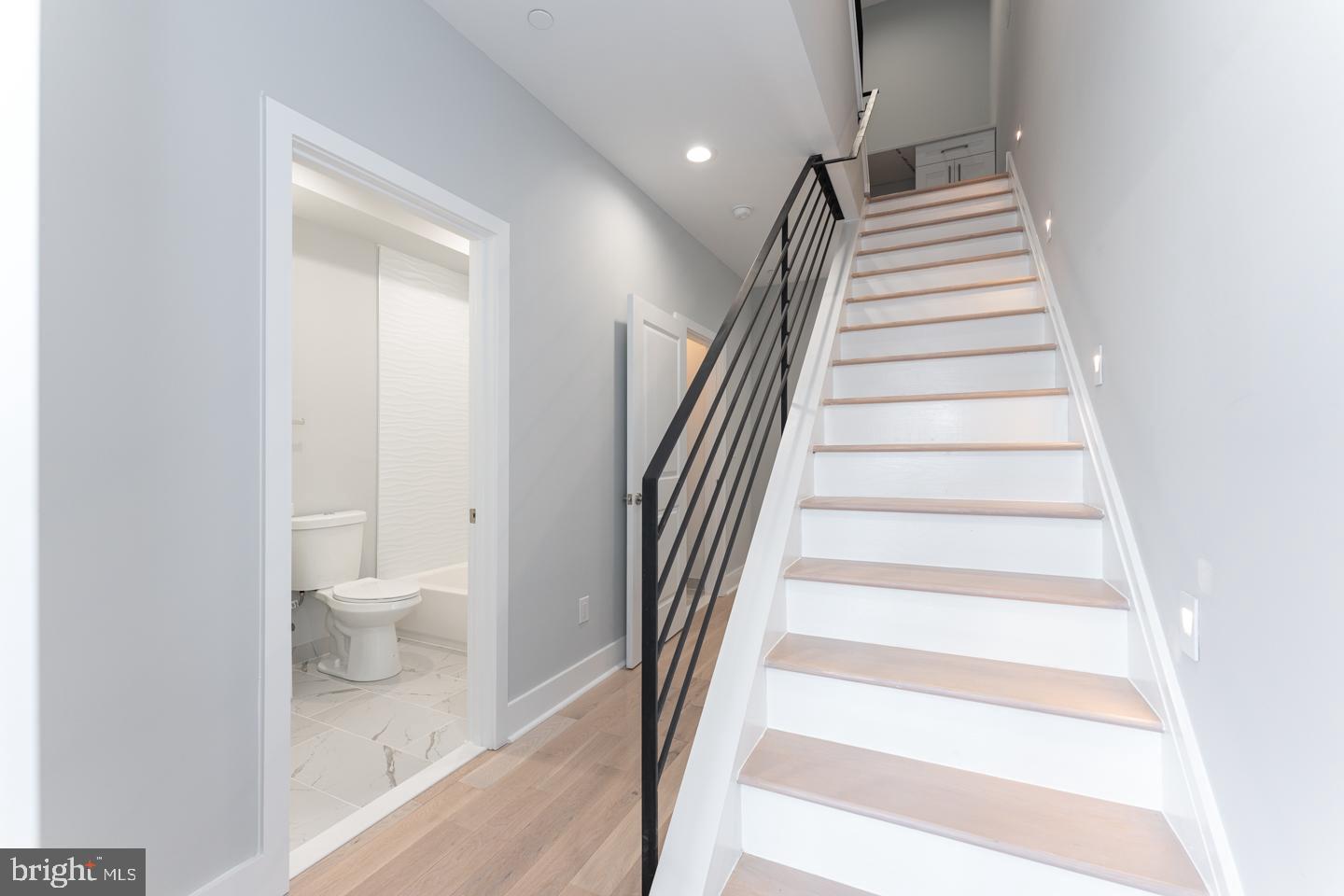 EAST KENSINGTON - Residential